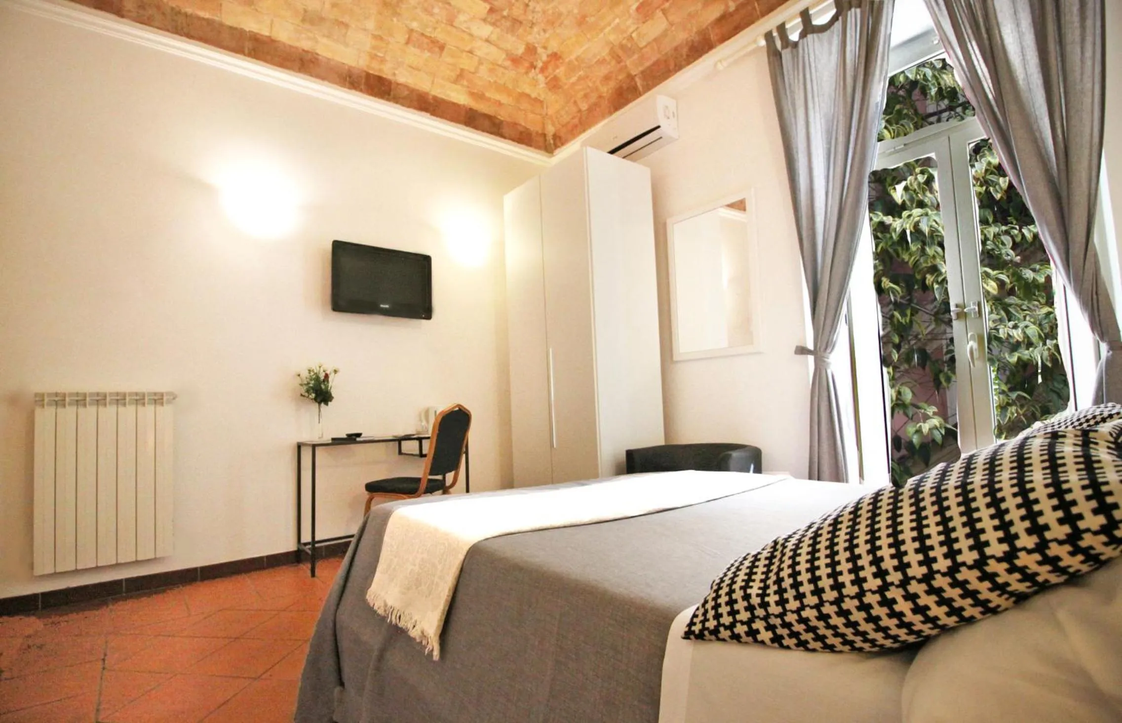 Photo of the whole room, Bed in Machiavelli Suites