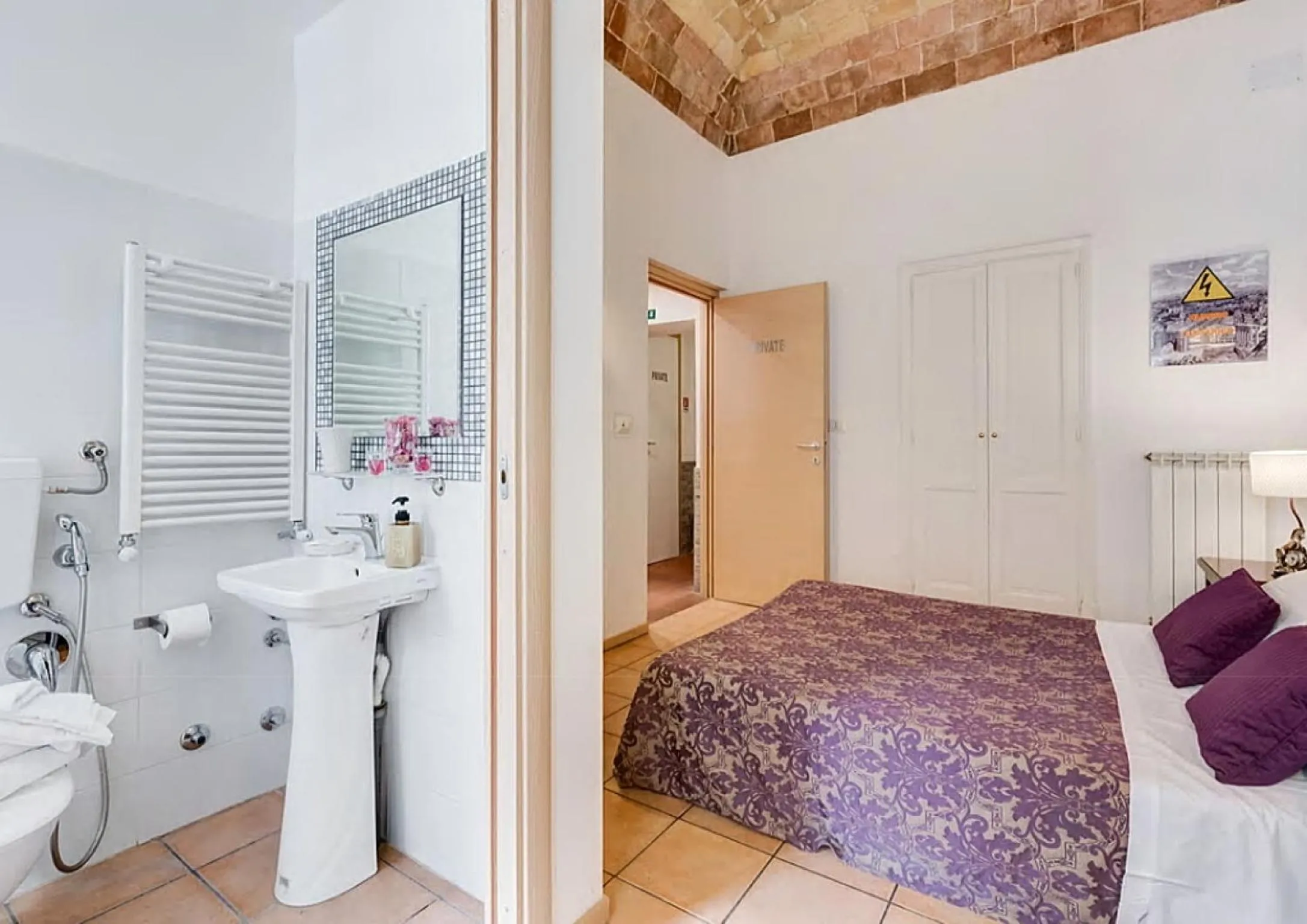 Photo of the whole room, Bed in Machiavelli Suites