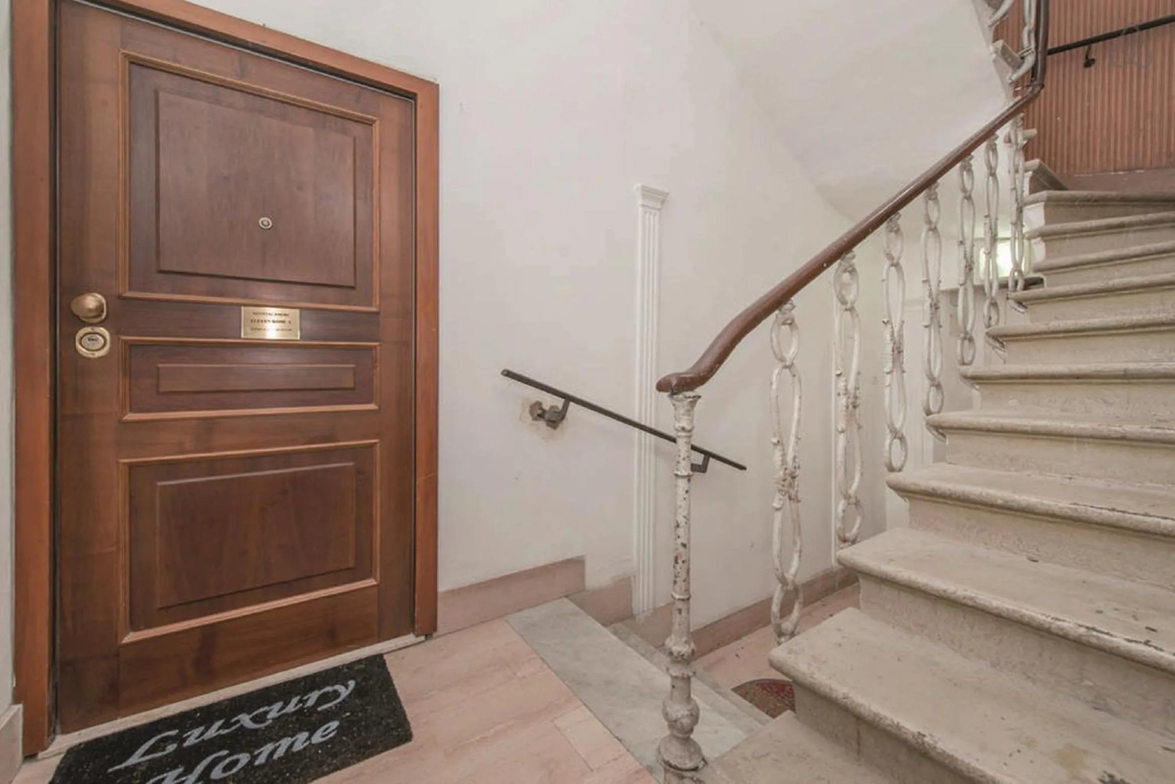 Facade/entrance in Machiavelli Suites