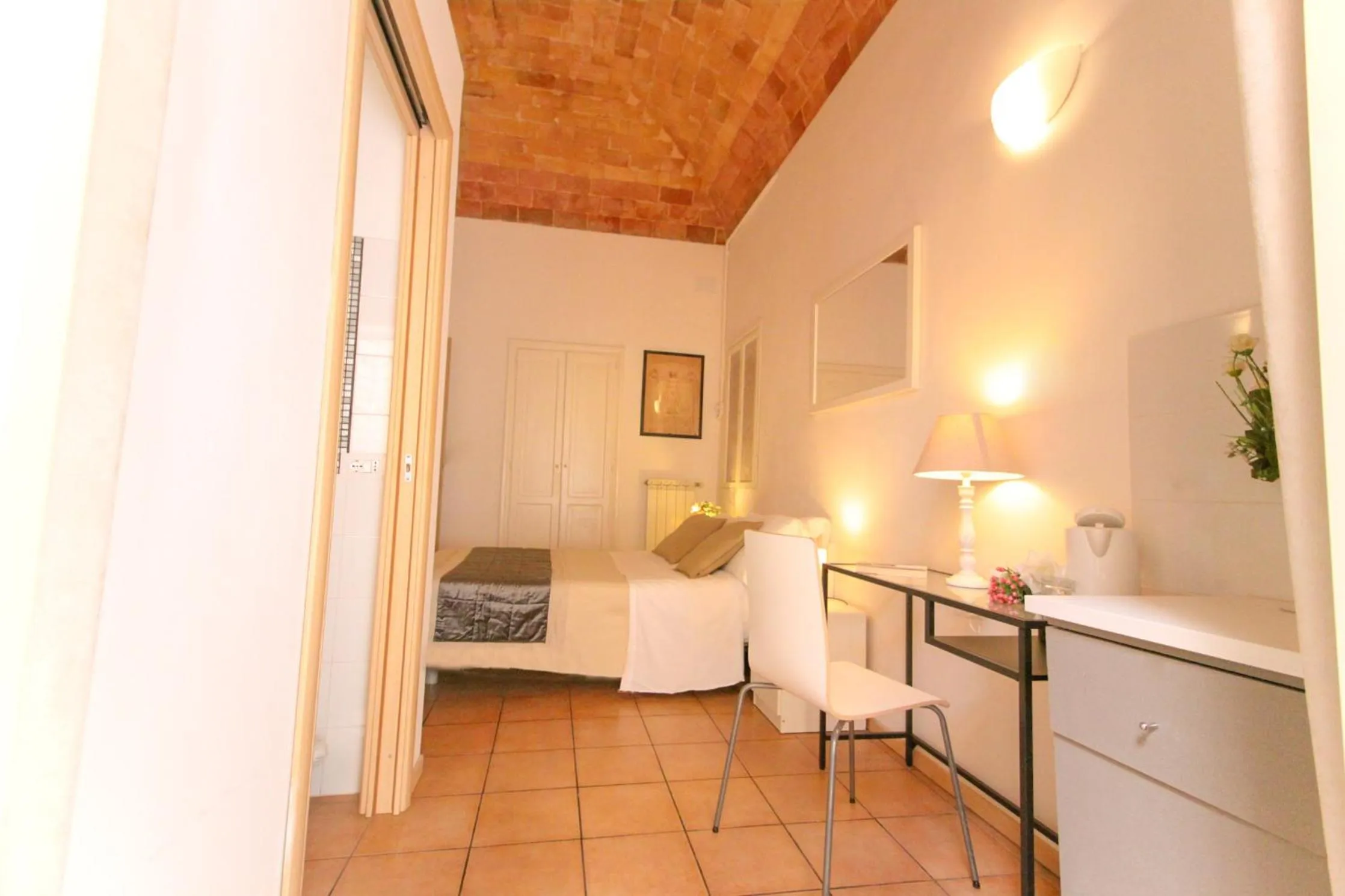 Photo of the whole room, Bed in Machiavelli Suites