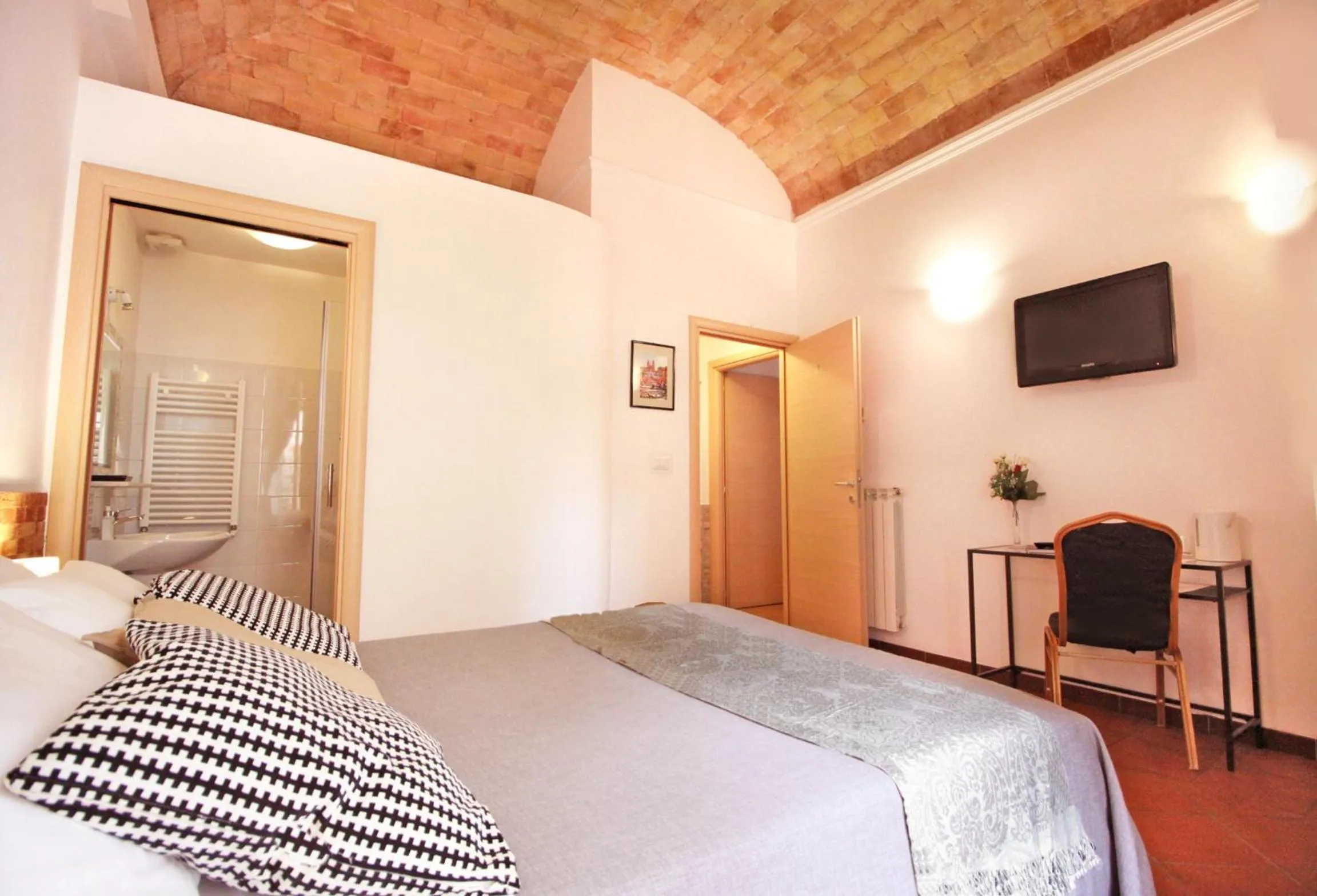 Photo of the whole room, Bed in Machiavelli Suites