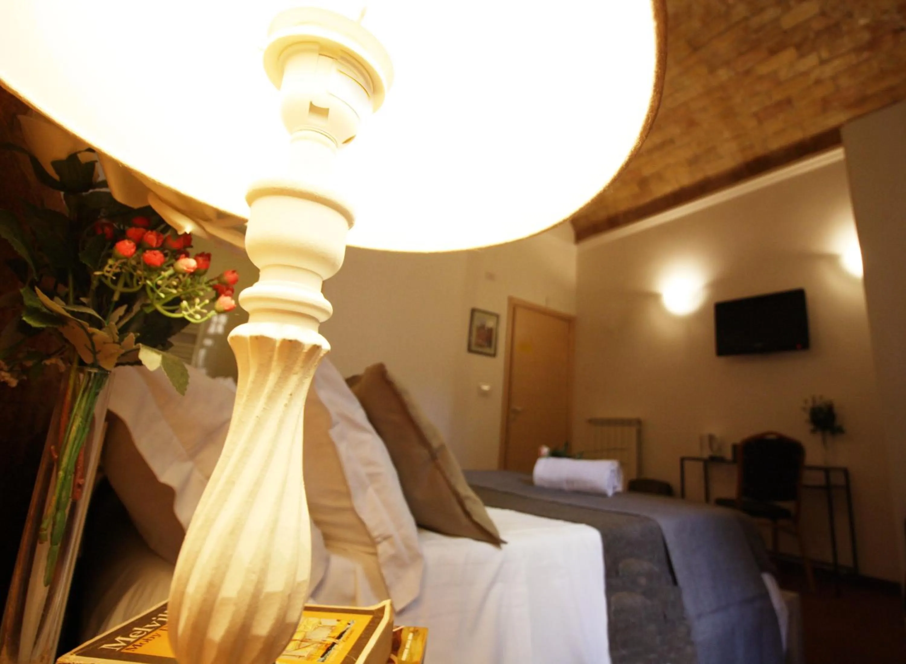 Photo of the whole room, Bed in Machiavelli Suites