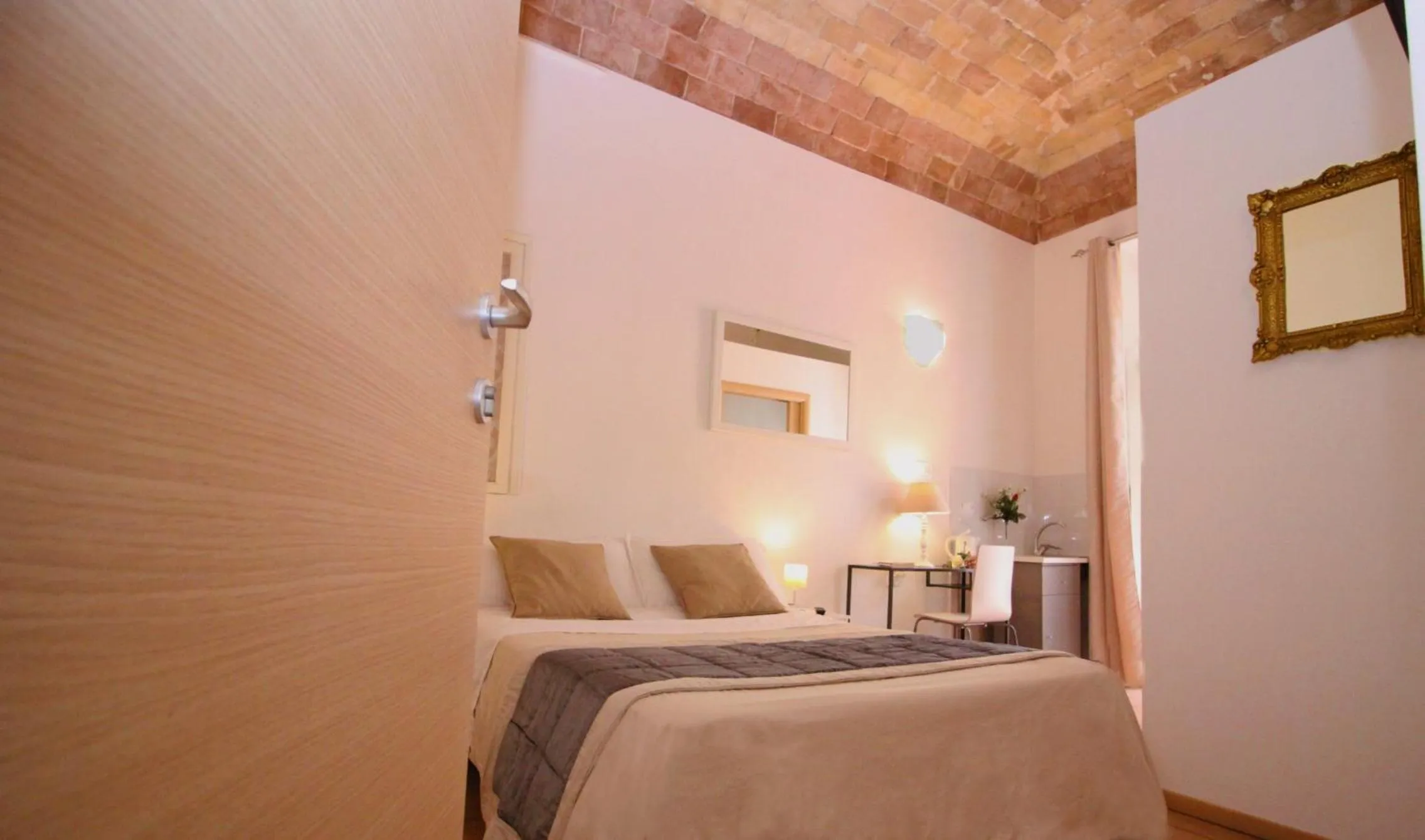 Photo of the whole room, Bed in Machiavelli Suites