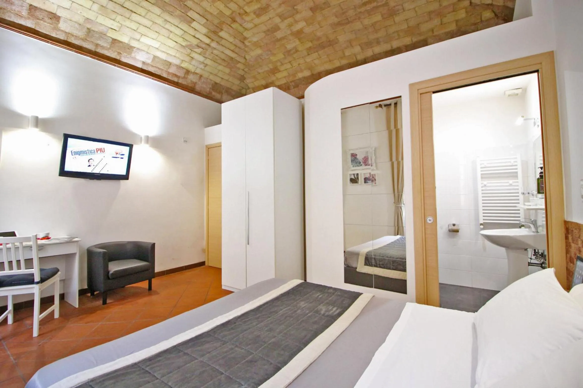 Photo of the whole room, Bed in Machiavelli Suites