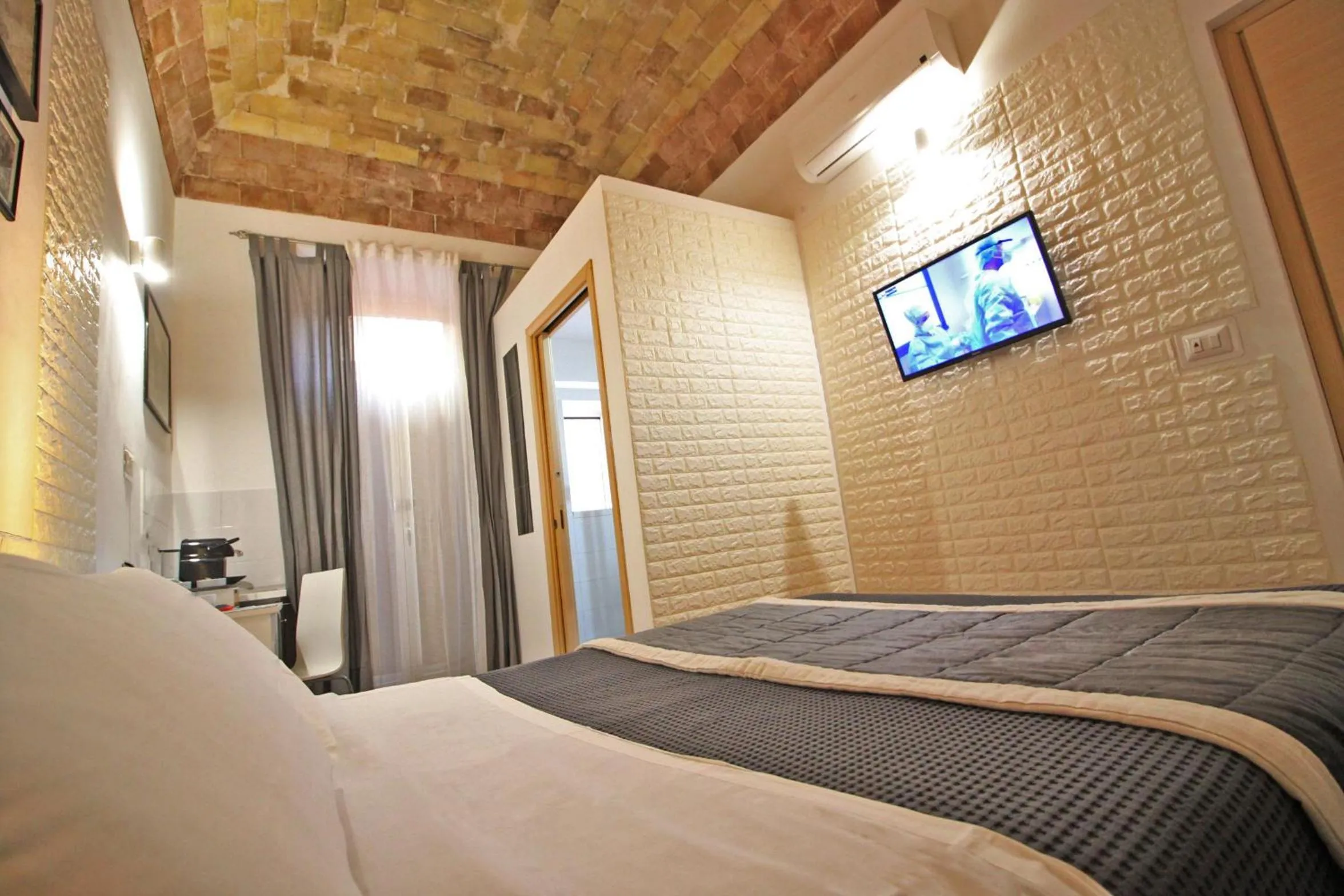 Photo of the whole room, Bed in Machiavelli Suites