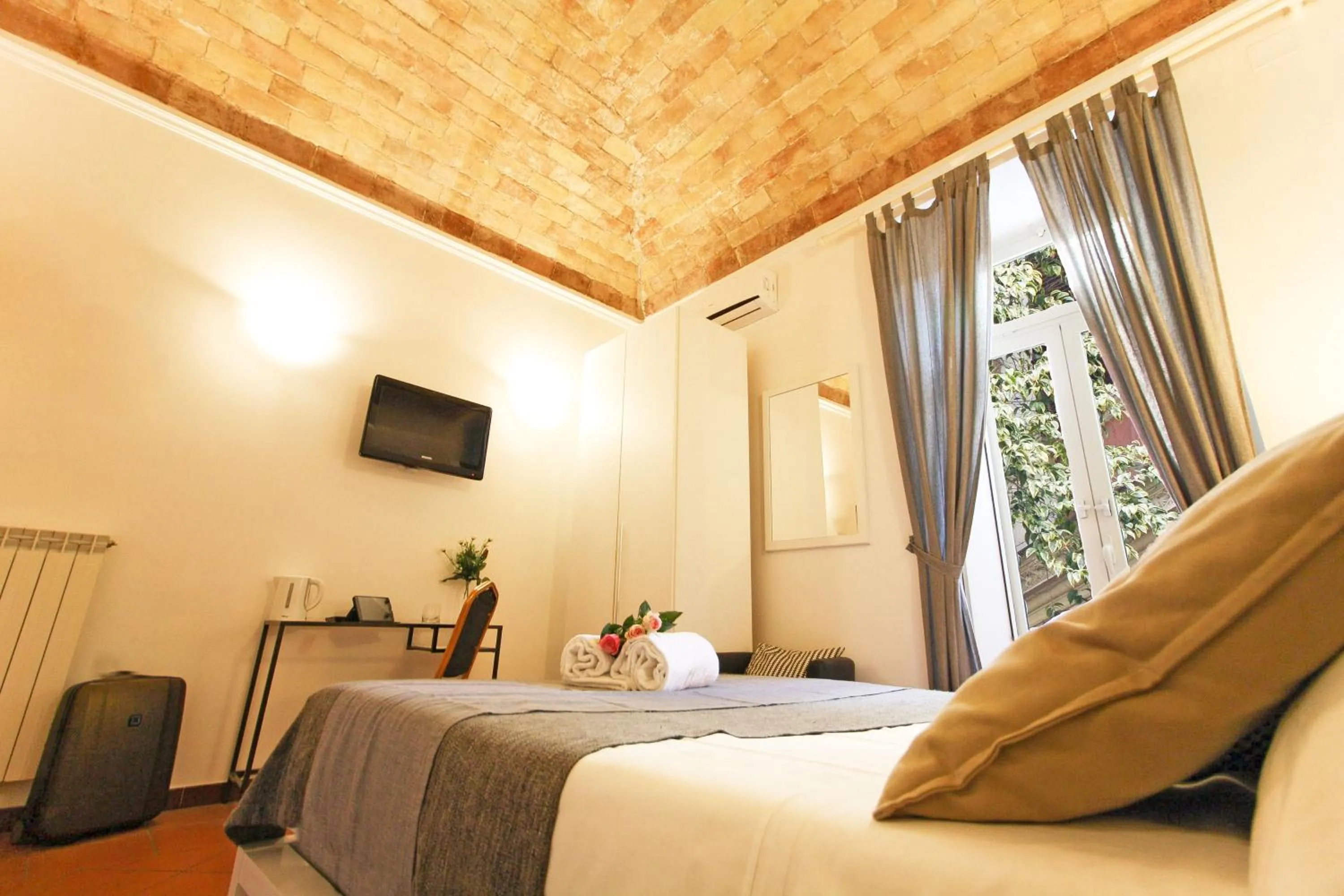 Photo of the whole room, Bed in Machiavelli Suites