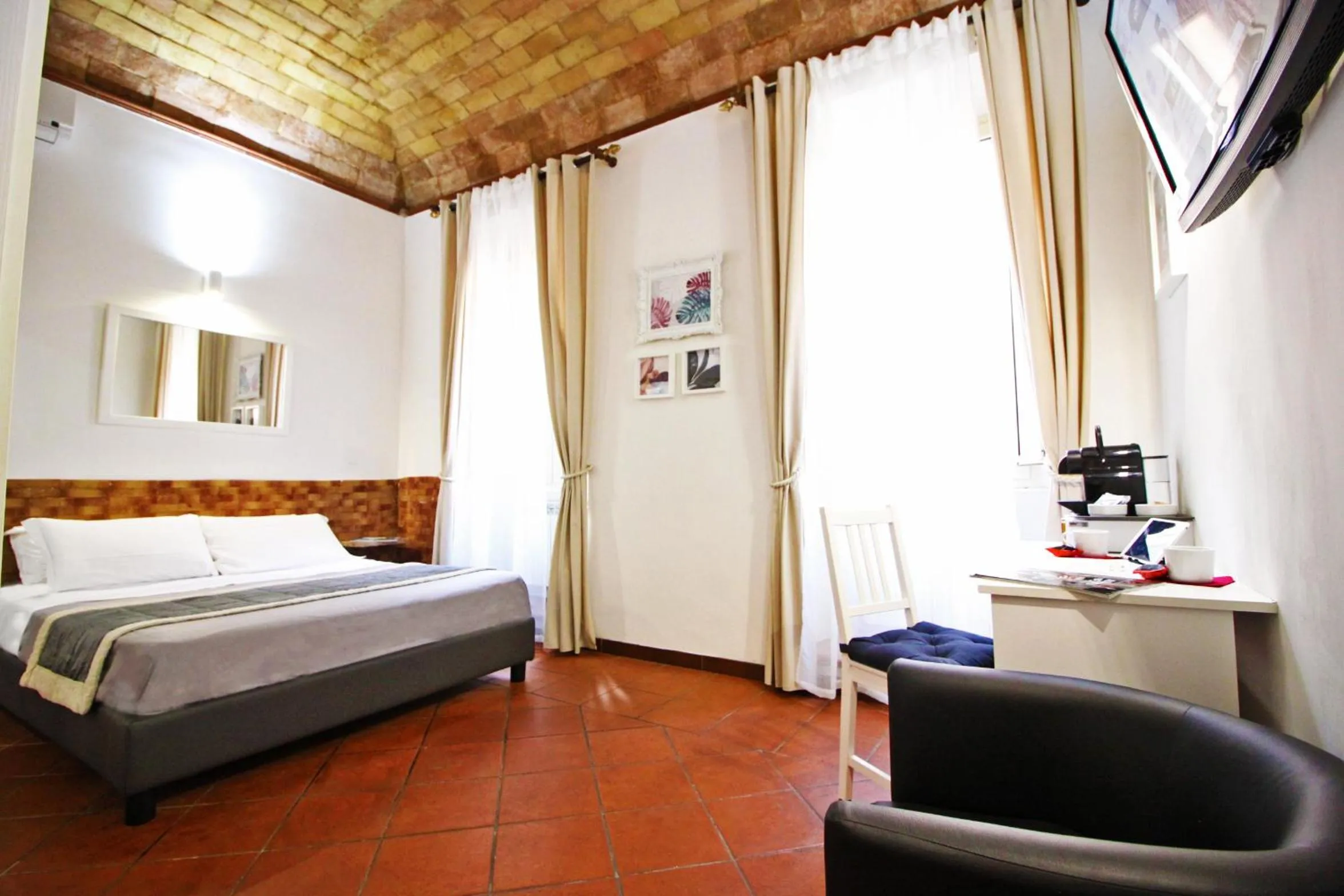 Photo of the whole room, Bed in Machiavelli Suites