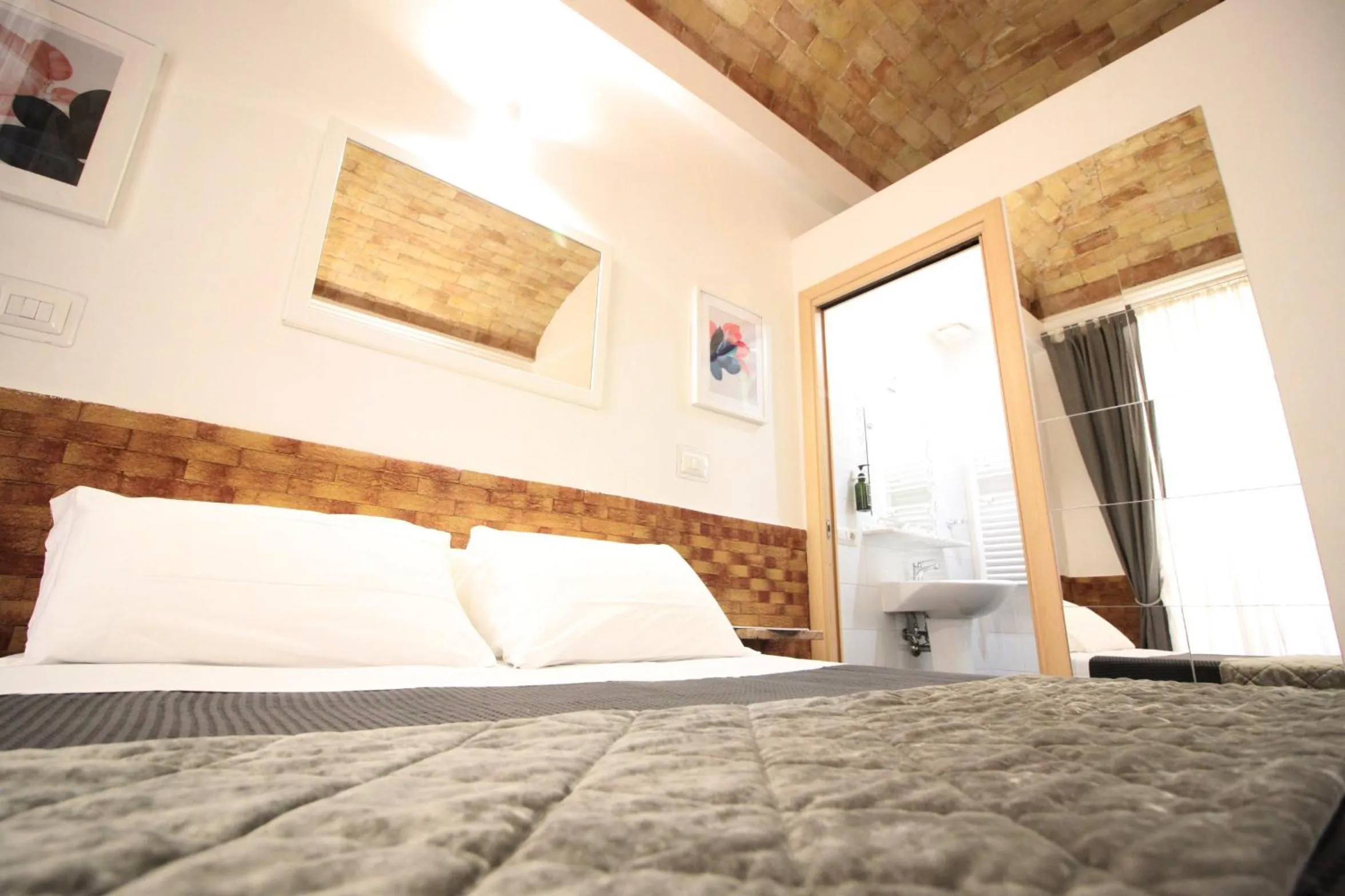 Photo of the whole room, Bed in Machiavelli Suites