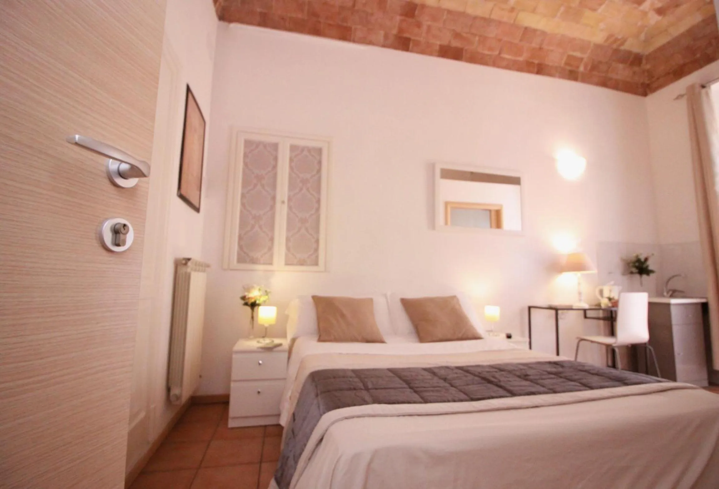 Photo of the whole room, Bed in Machiavelli Suites