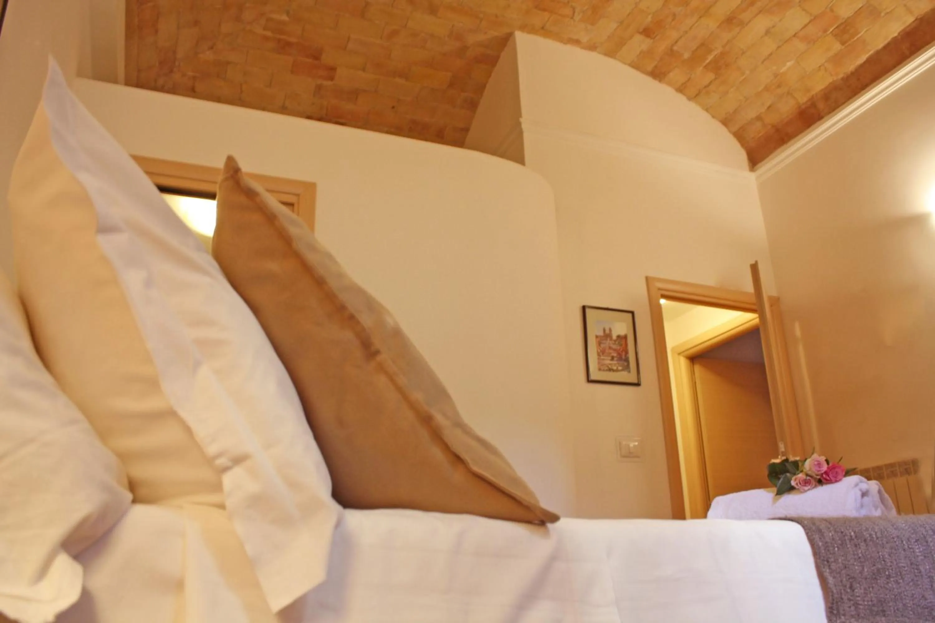 Photo of the whole room, Bed in Machiavelli Suites