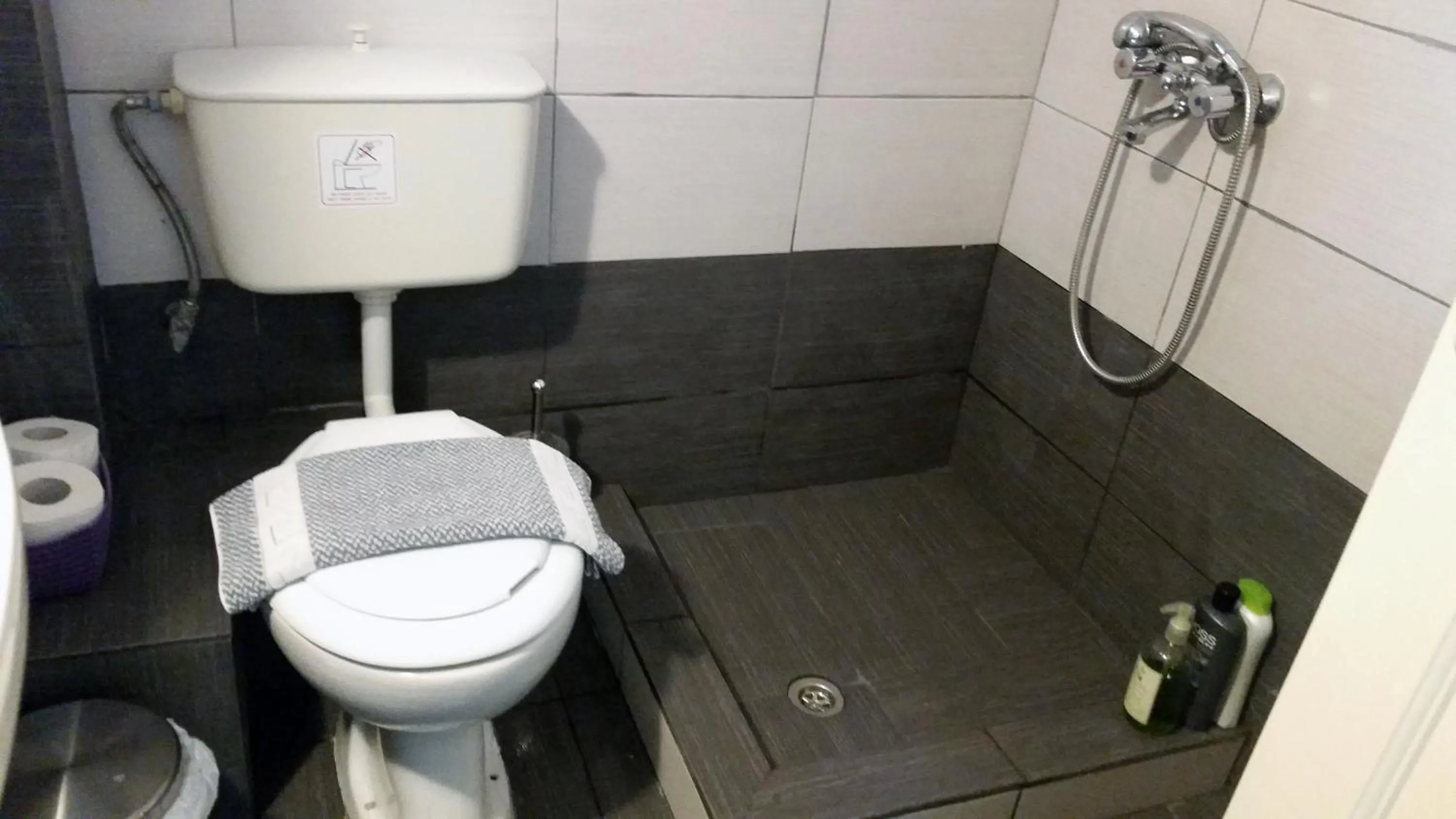 Bathroom in Medieval Rose Guest House