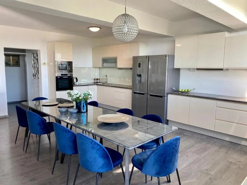 Dining area in Villa Noura in Makarska, private pool,gym