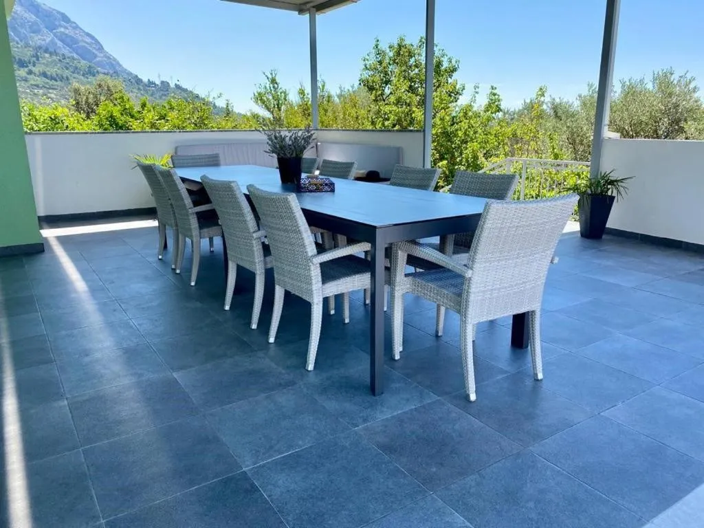 Dining area in Villa Noura in Makarska, private pool,gym
