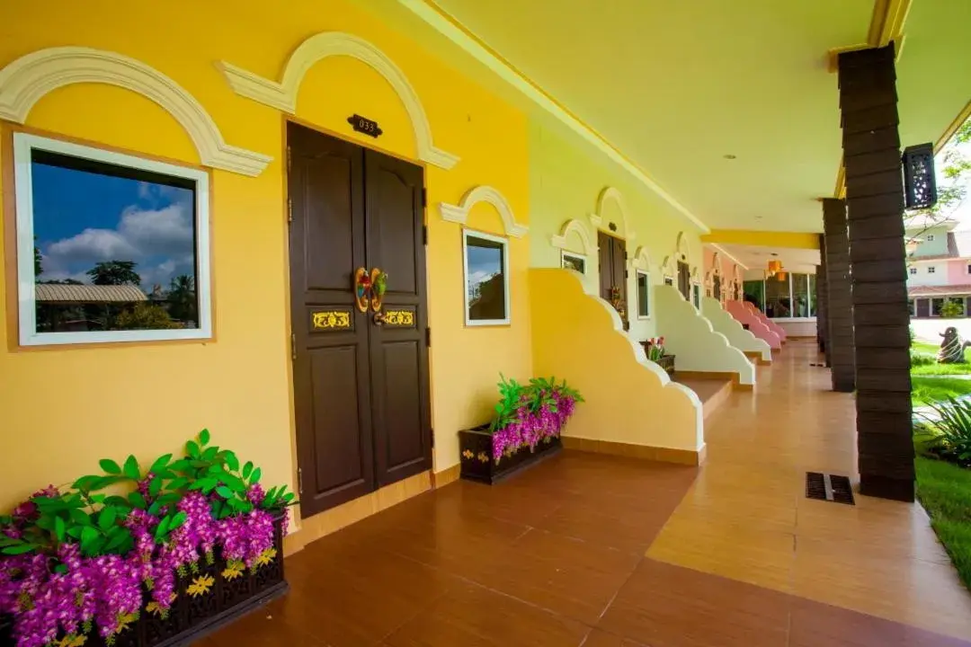 Facade/entrance in P.Paradise Hotel Facade/entrance in P.Paradise Hotel