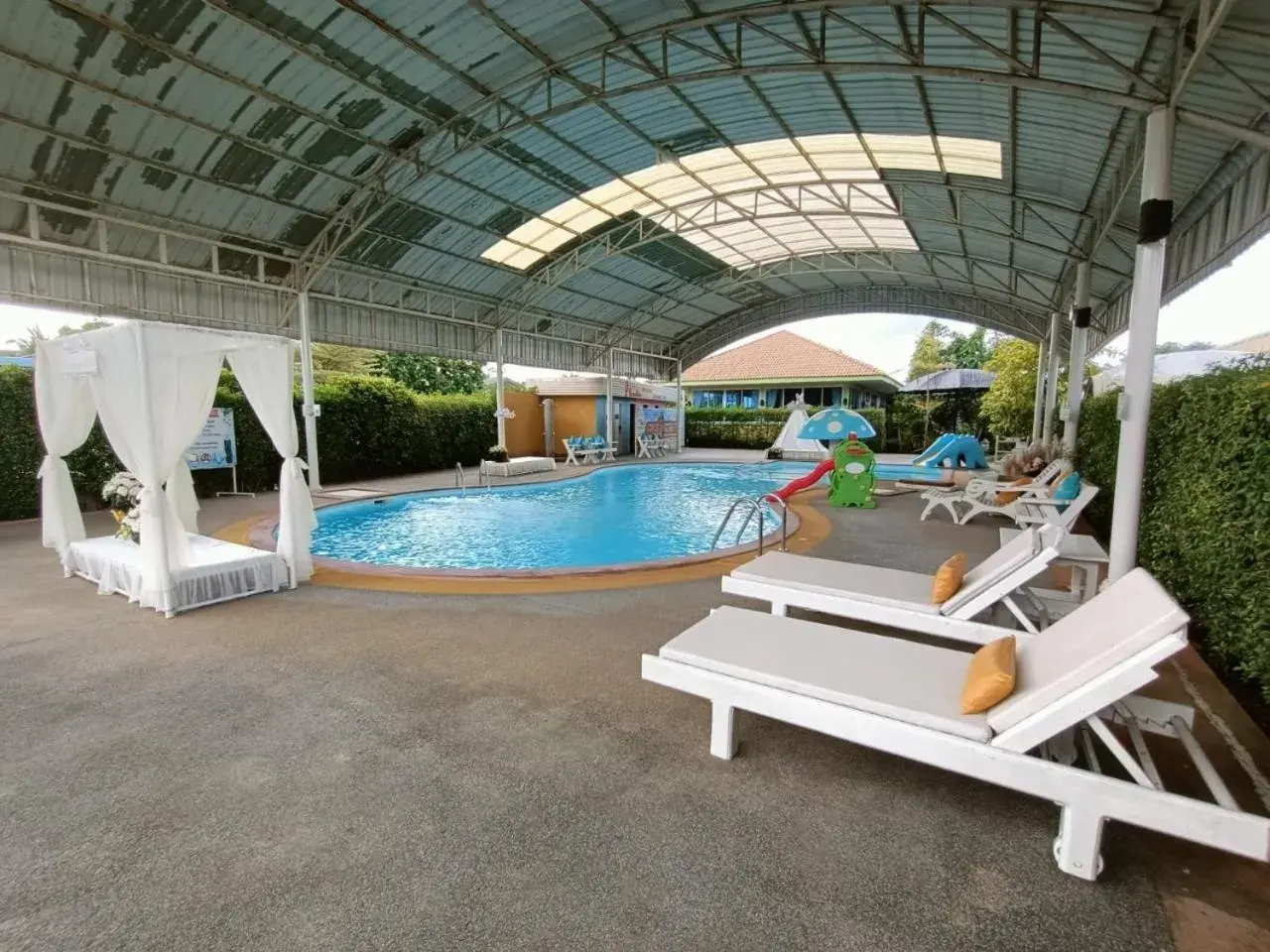Swimming pool in P.Paradise Hotel Swimming pool in P.Paradise Hotel