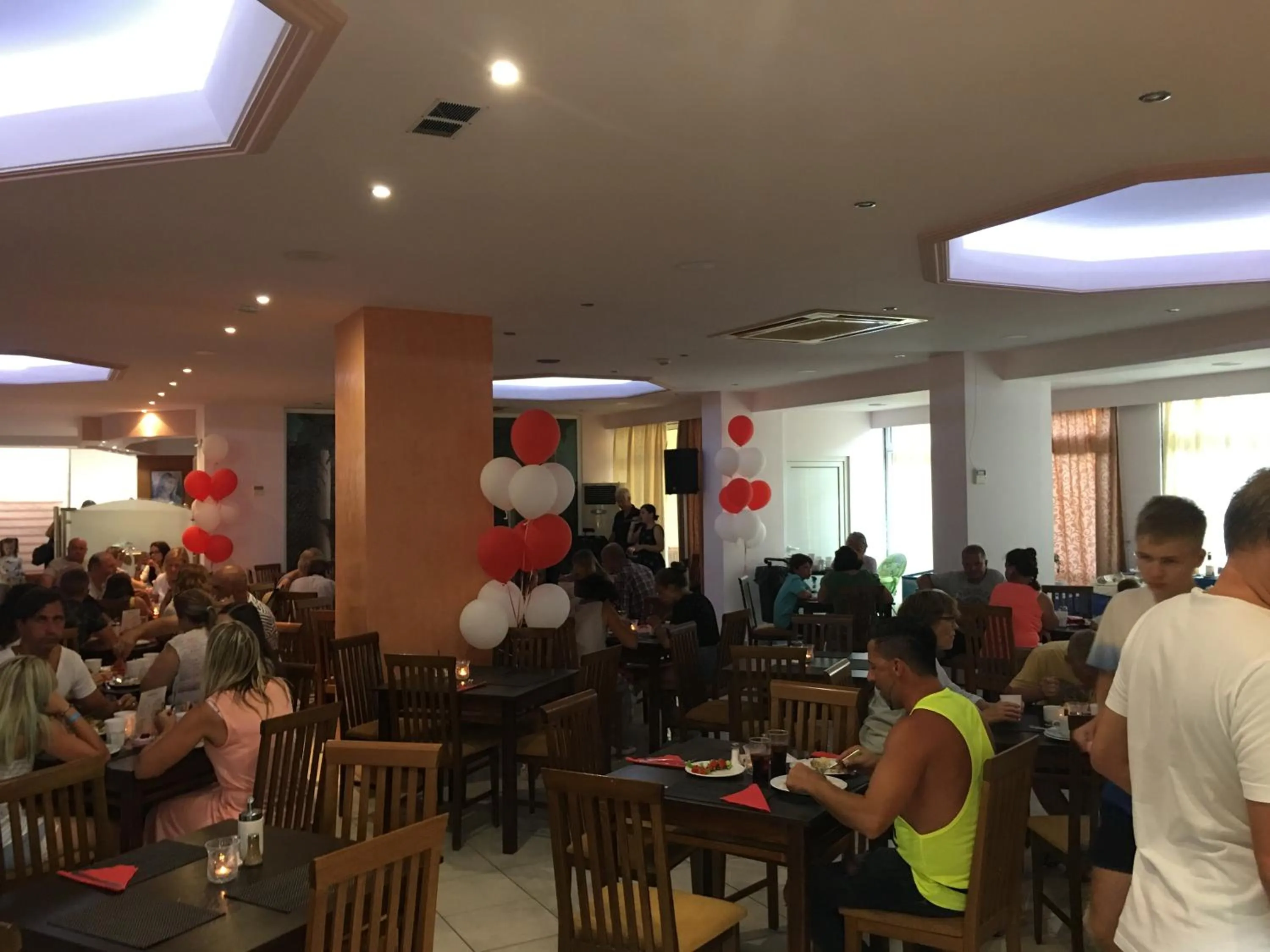 Dining area in Romantza Mare