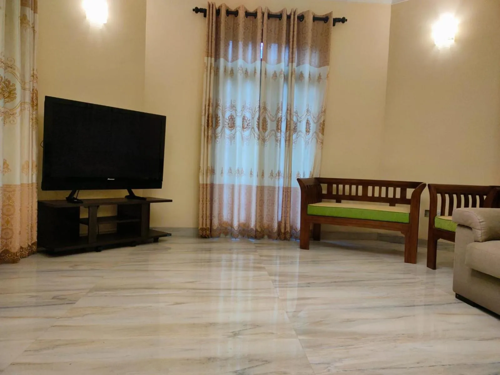 Communal lounge/ TV room in Heaven Palace