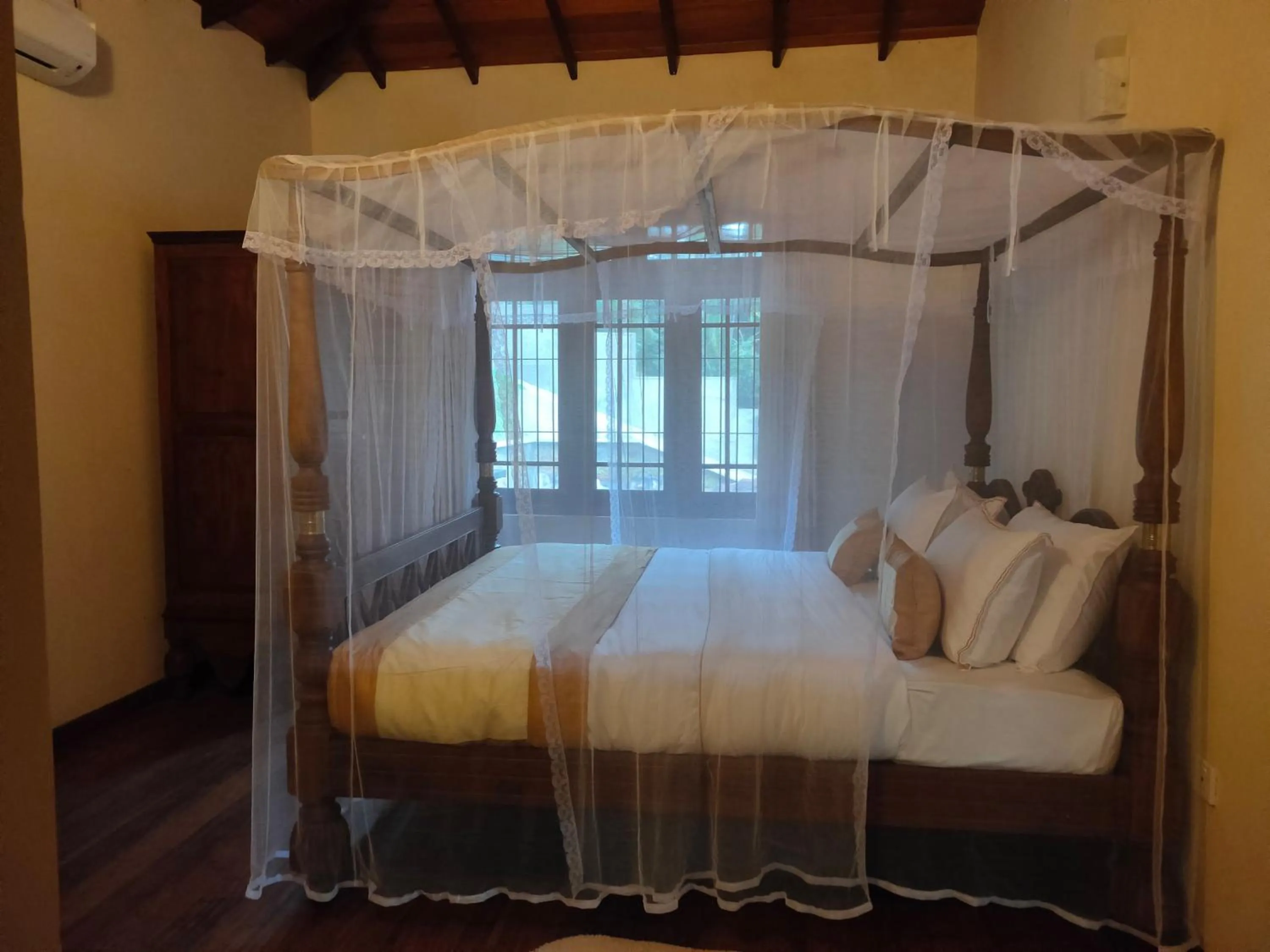 Photo of the whole room, Bed in Heaven Palace