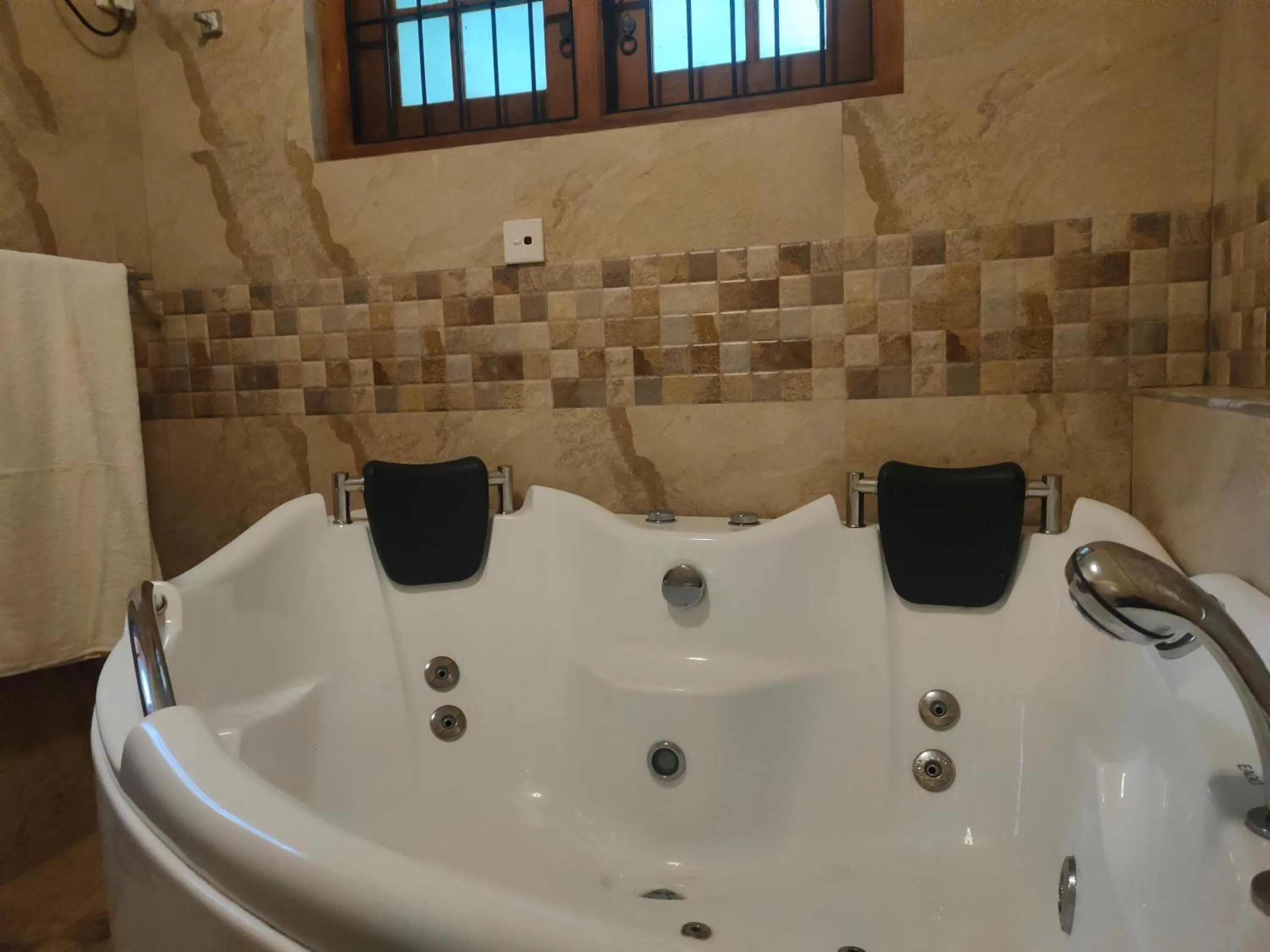 Hot Tub in Heaven Palace