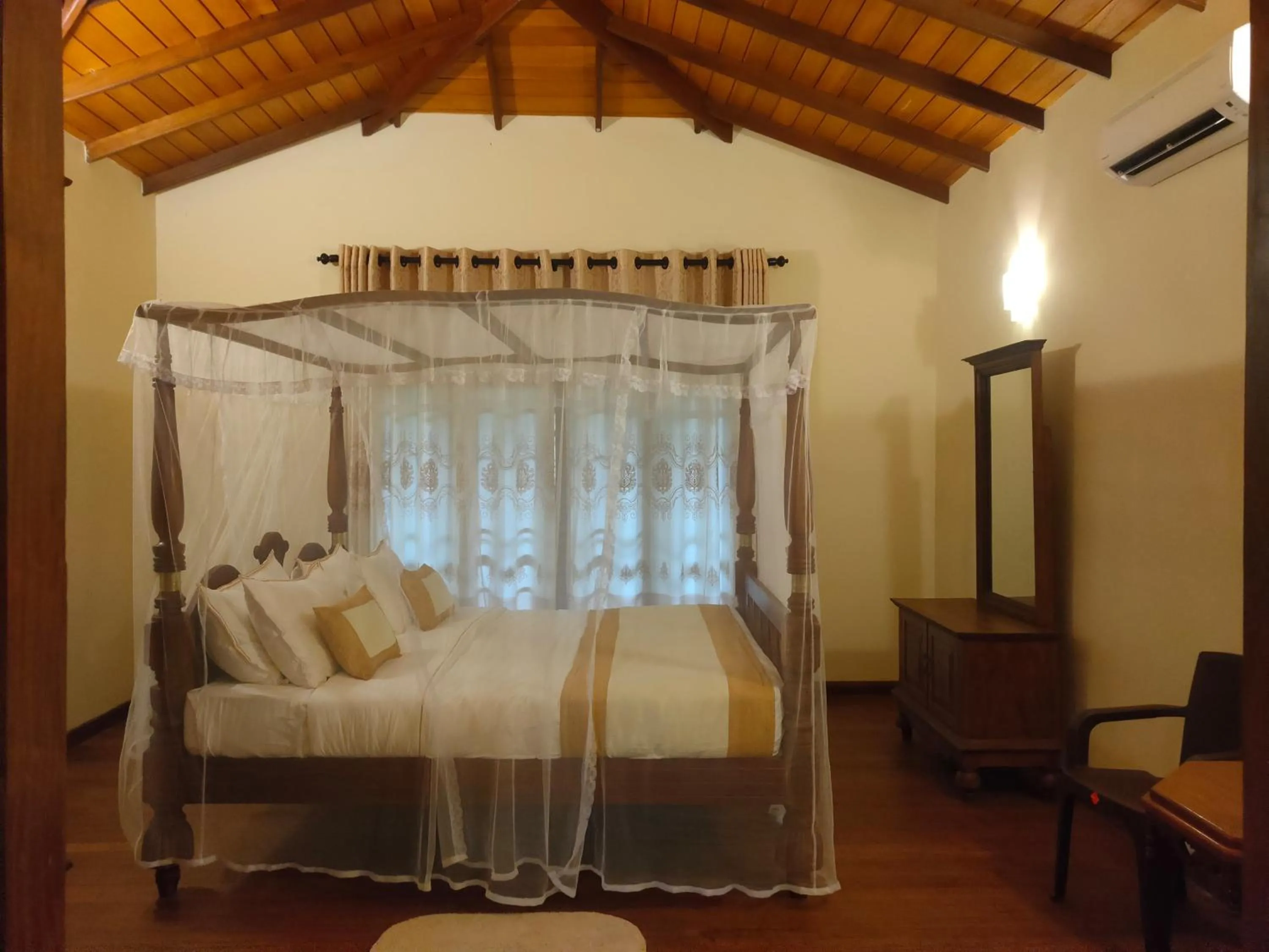 Photo of the whole room, Bed in Heaven Palace