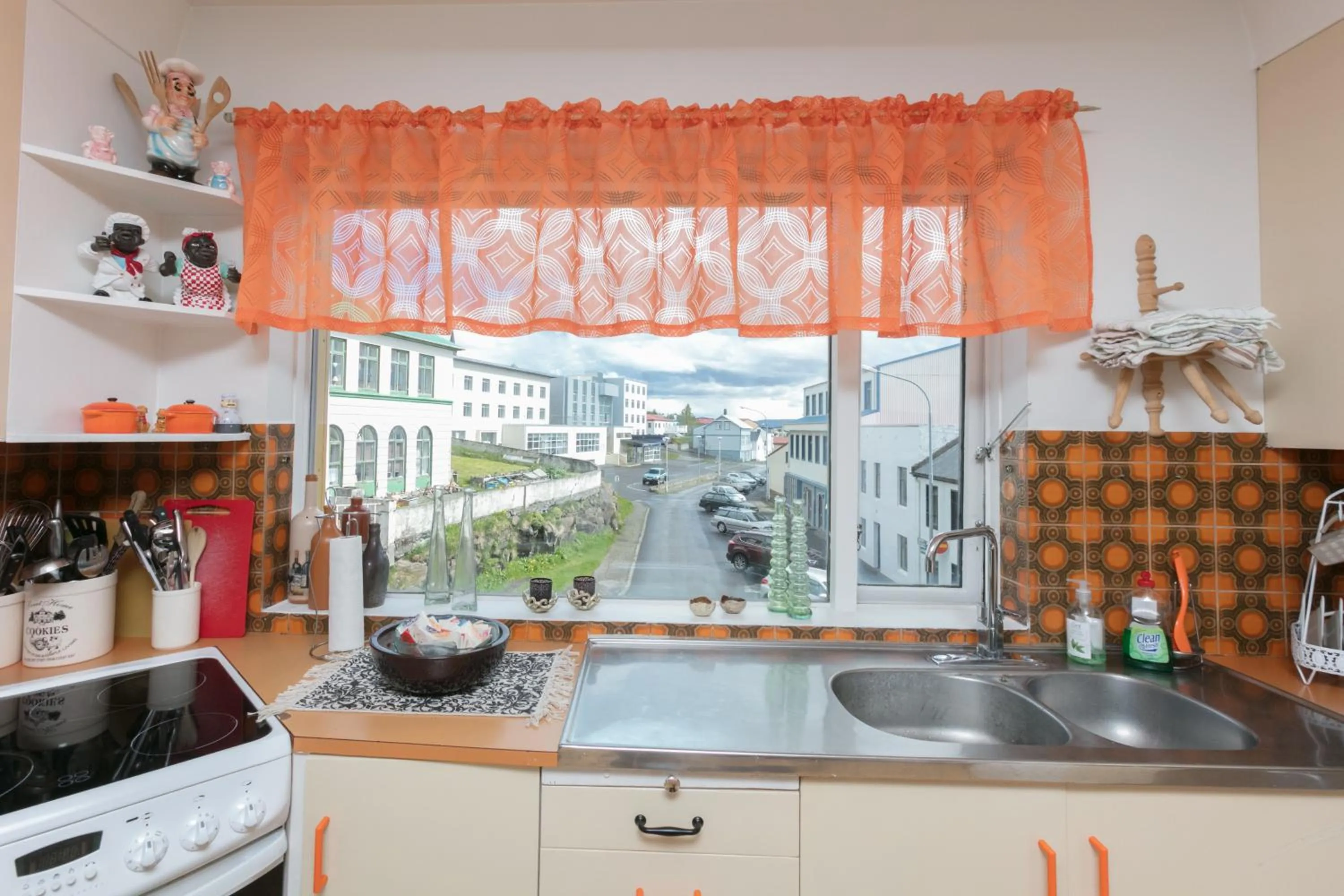 Kitchen or kitchenette in Blómasetrið Homestay