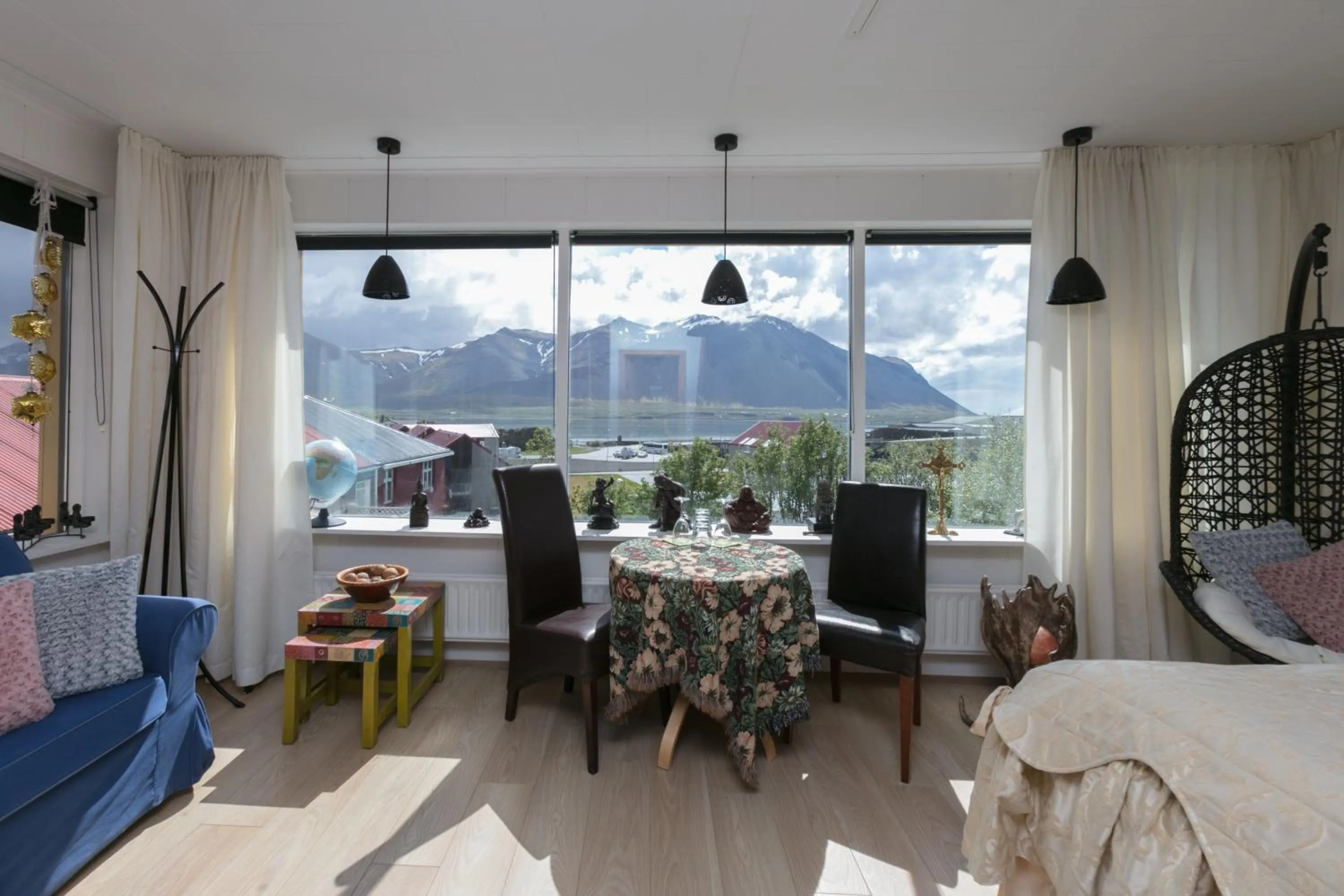 Decorative detail in Blómasetrið Homestay