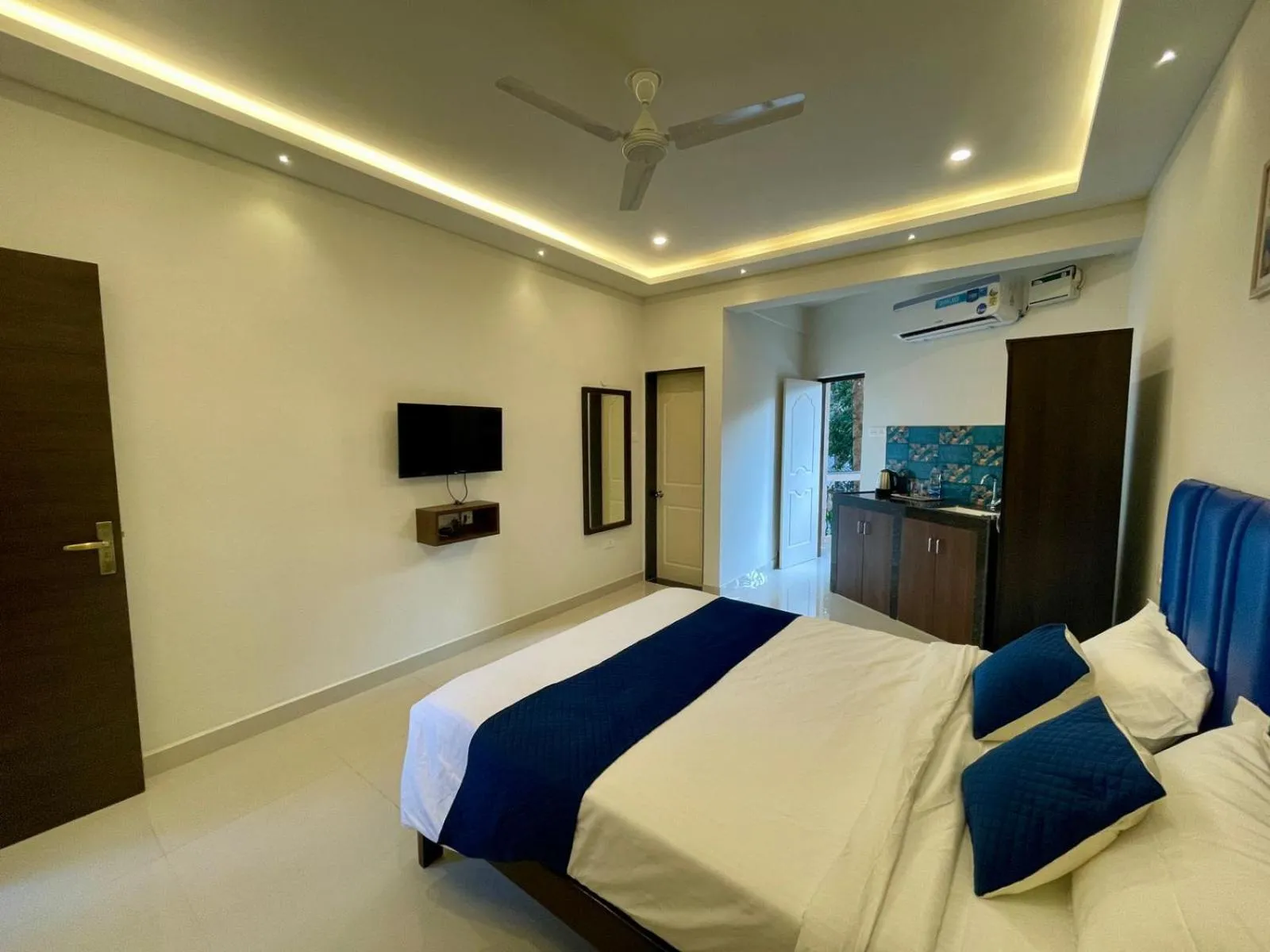 TV and multimedia, Bed in The Regal Luxury Boutique Stays