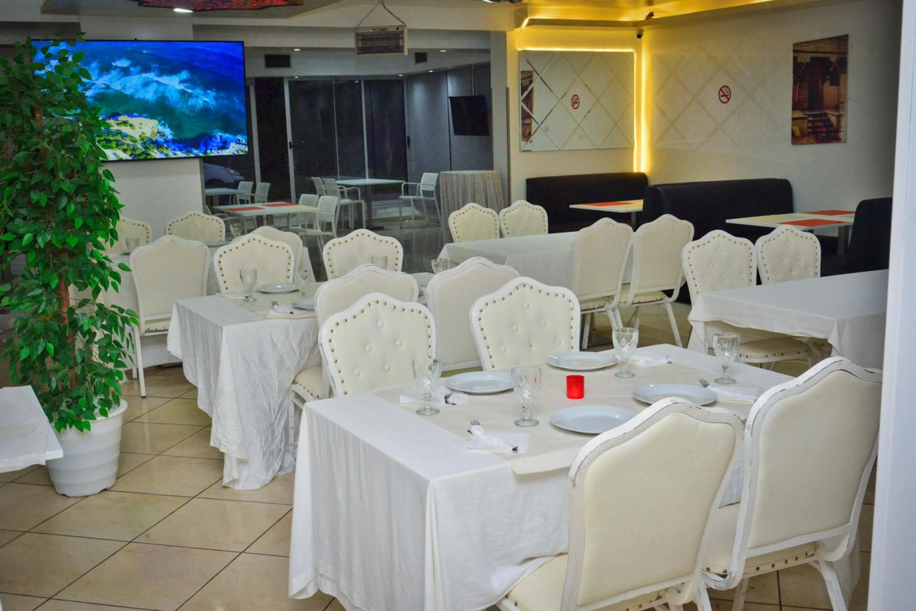 Restaurant/places to eat in Free Zone Hotel