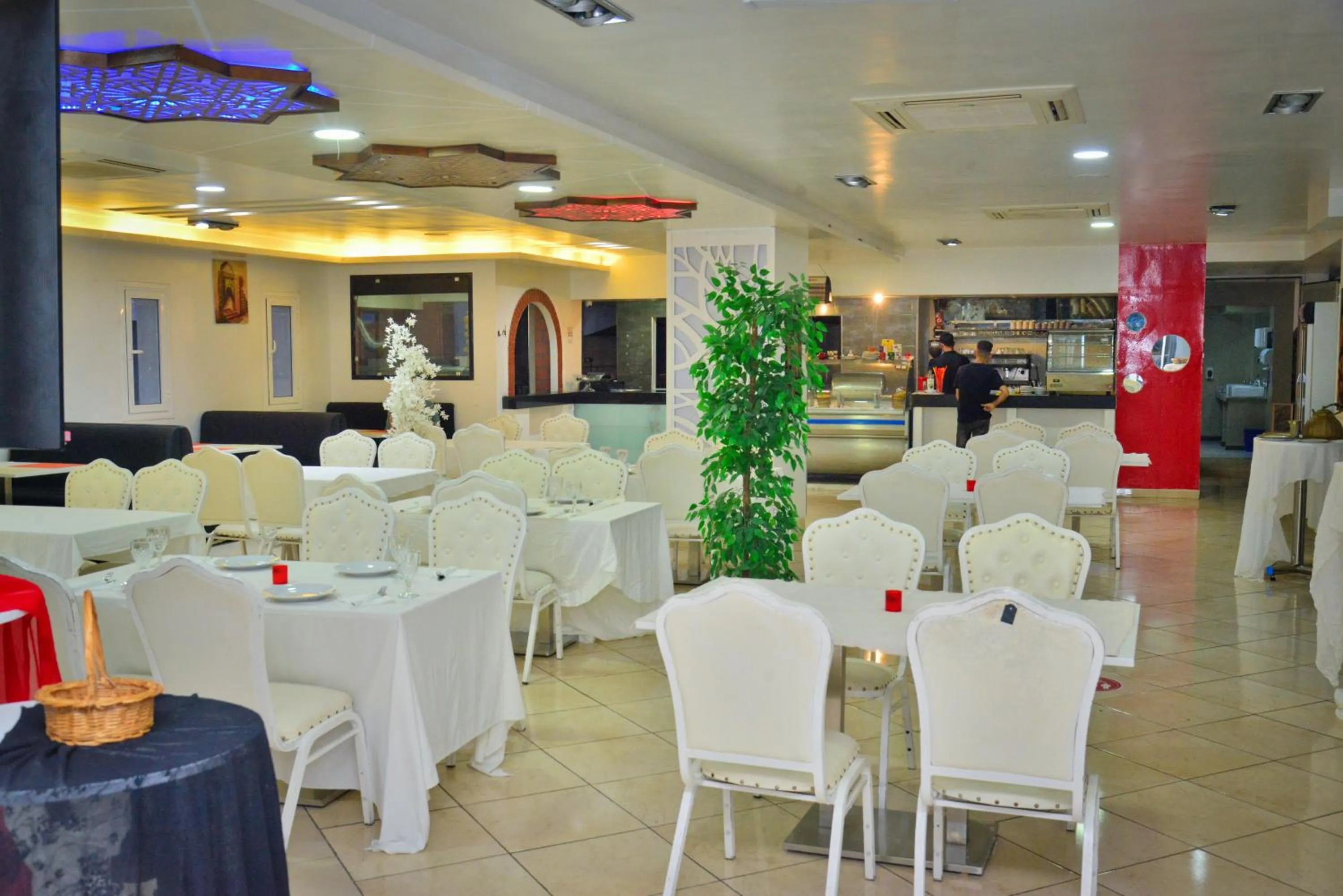 Restaurant/places to eat in Free Zone Hotel