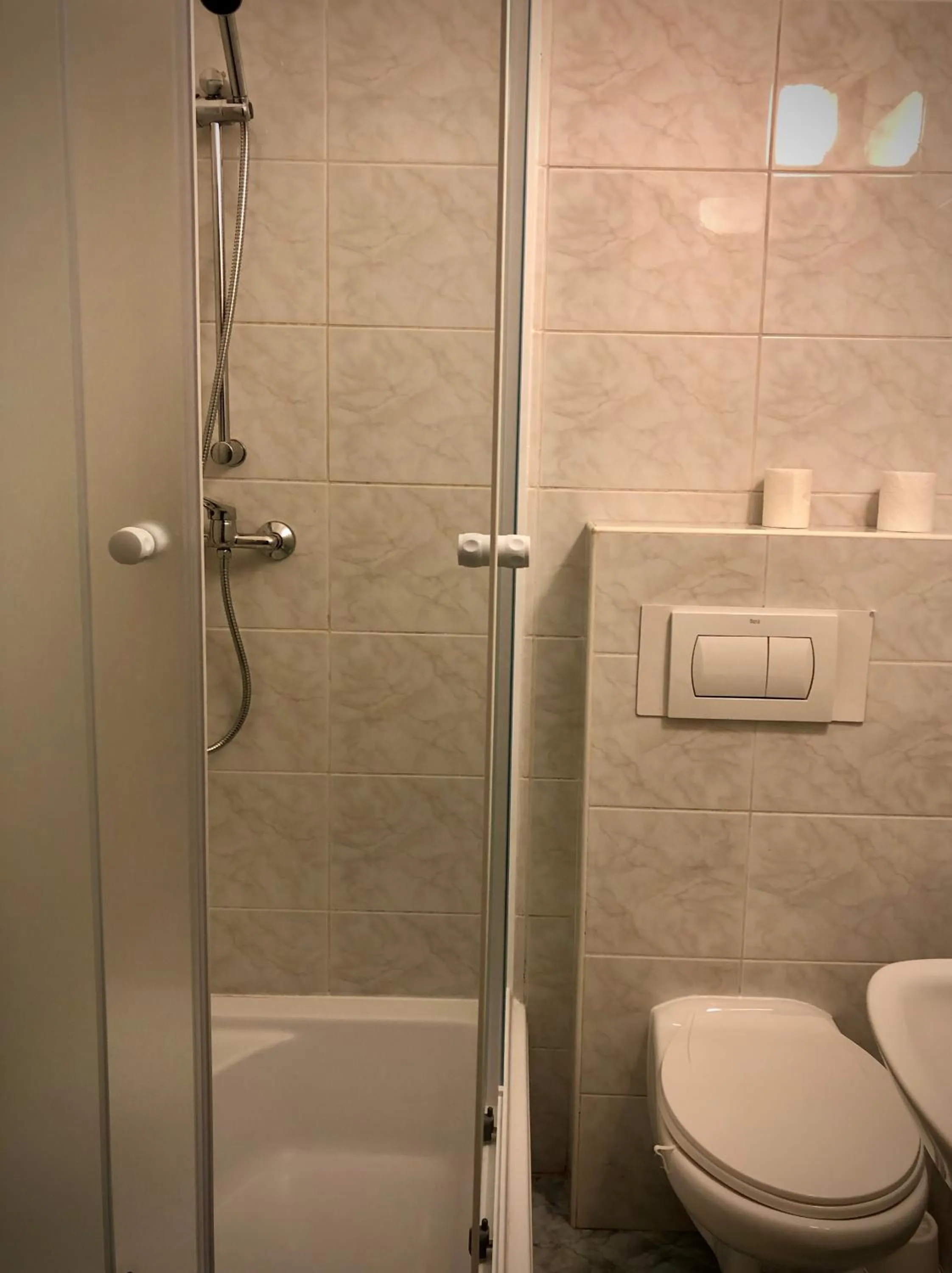 Shower in Hotel Akor