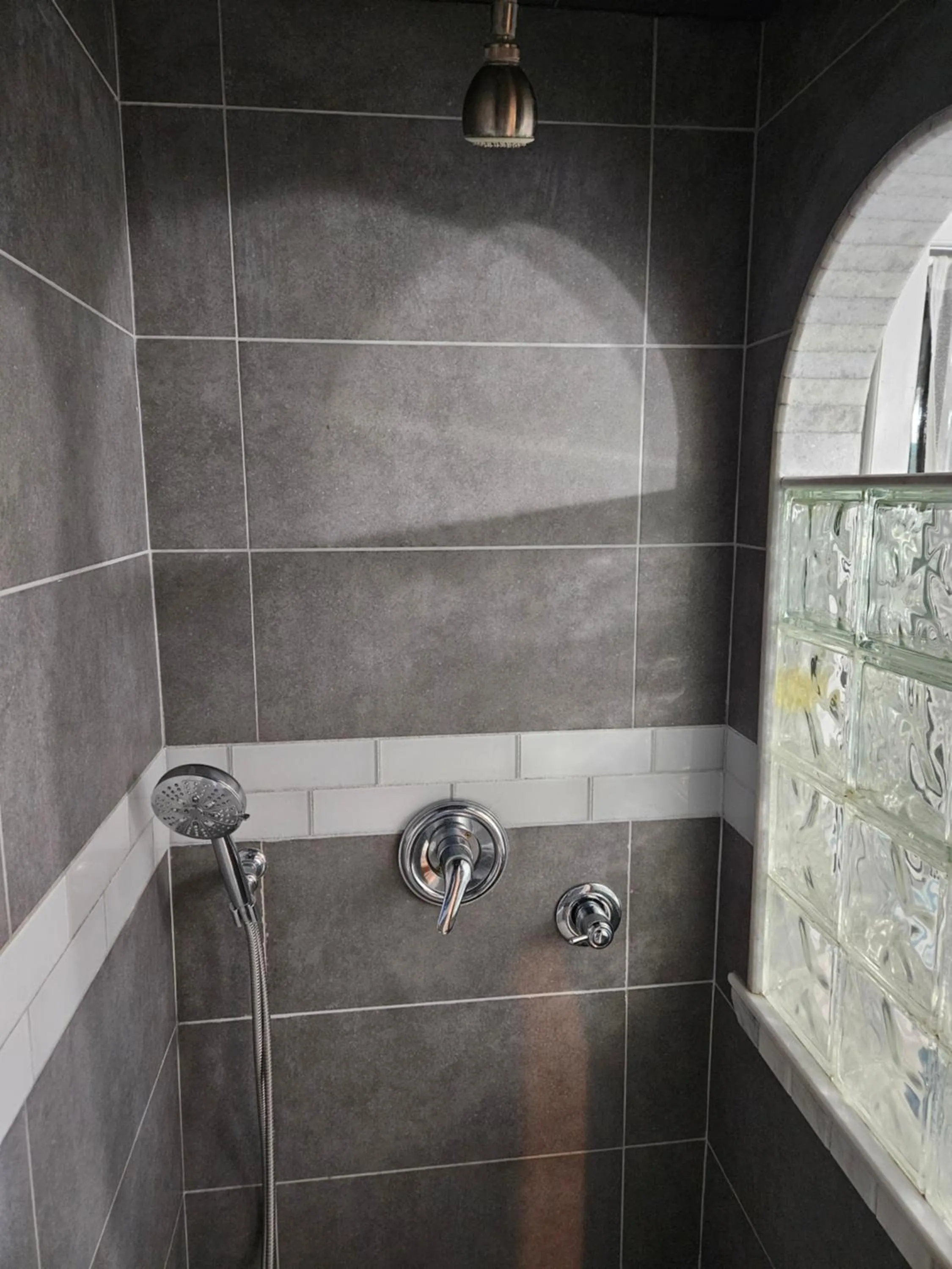 Shower in The Beach House at Si Como No Inn