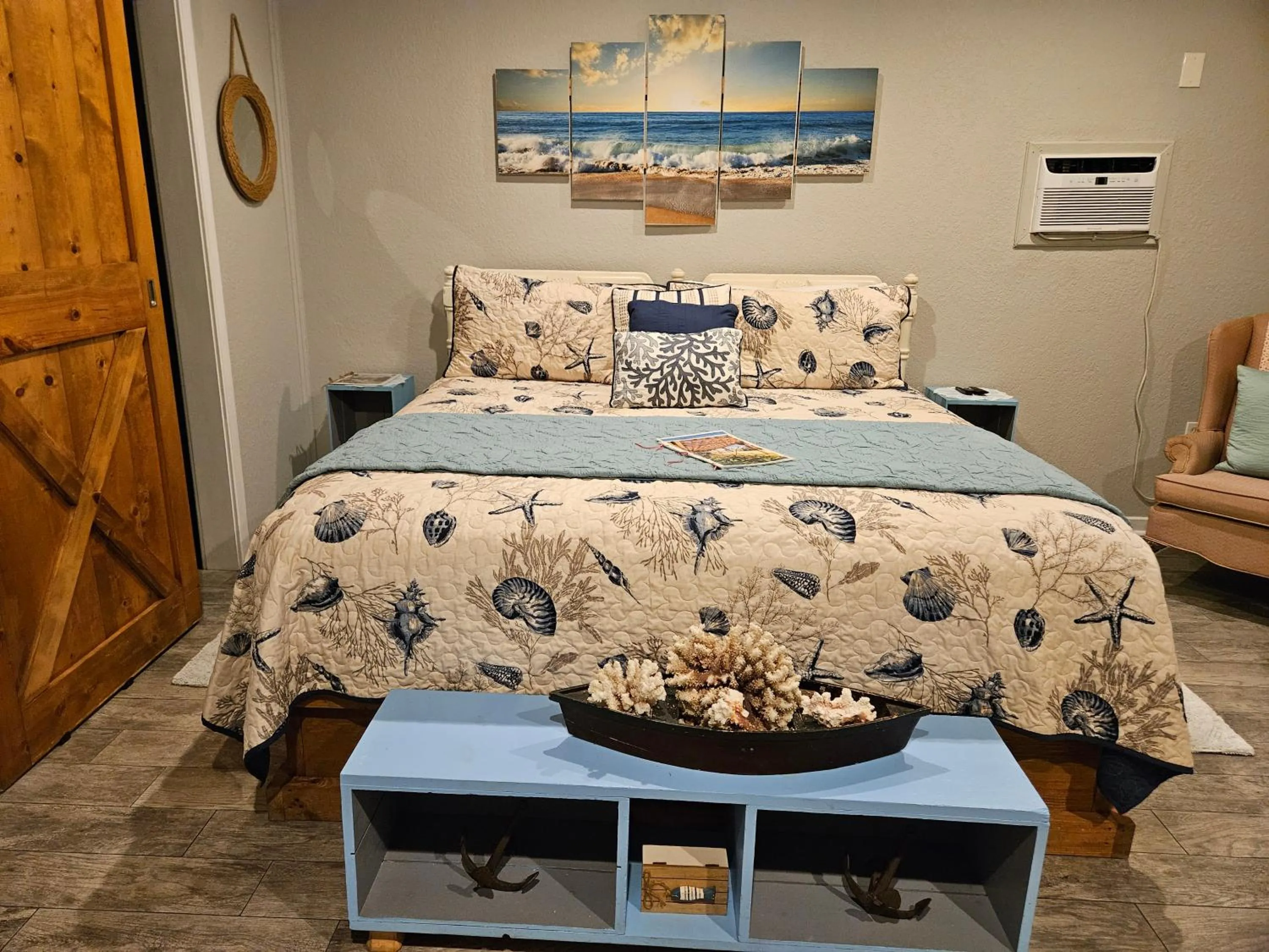 Activities, Bed in The Beach House at Si Como No Inn