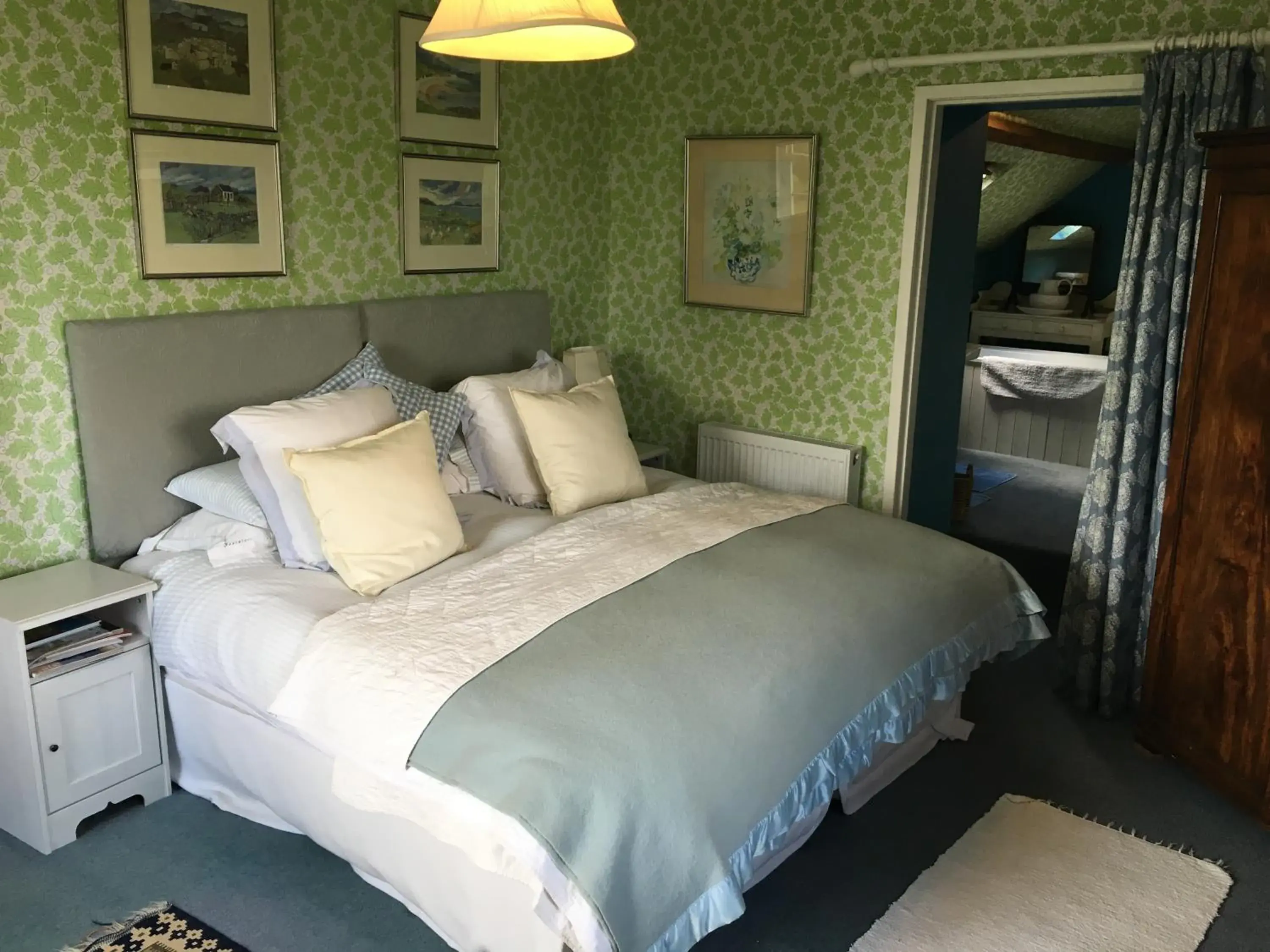 Family Room with Bathroom in Cotswolds Mine Hill House Family Room with Bathroom in Cotswolds Mine Hill House