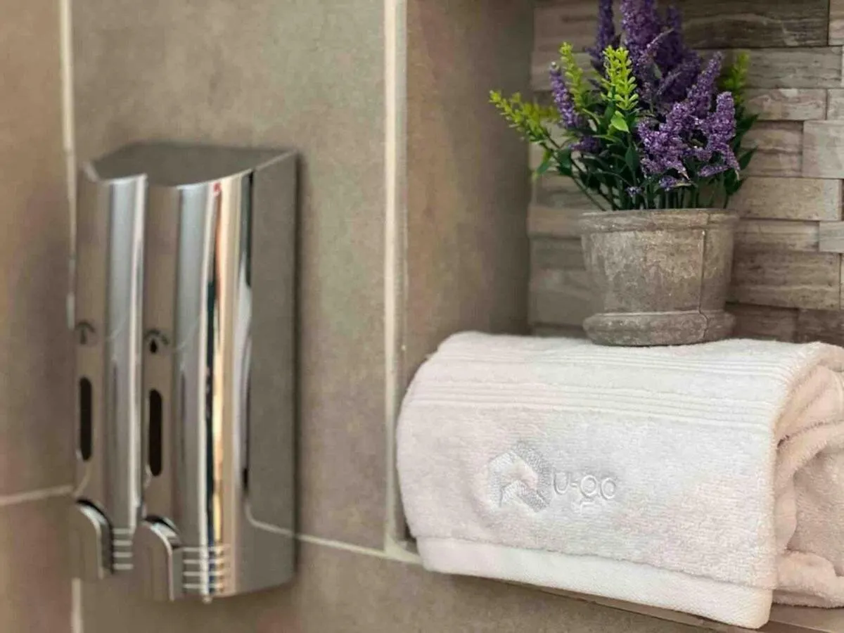 Toilet, Bed in U-GO Edificio Murano Elite Bocagrande Frente al Mar