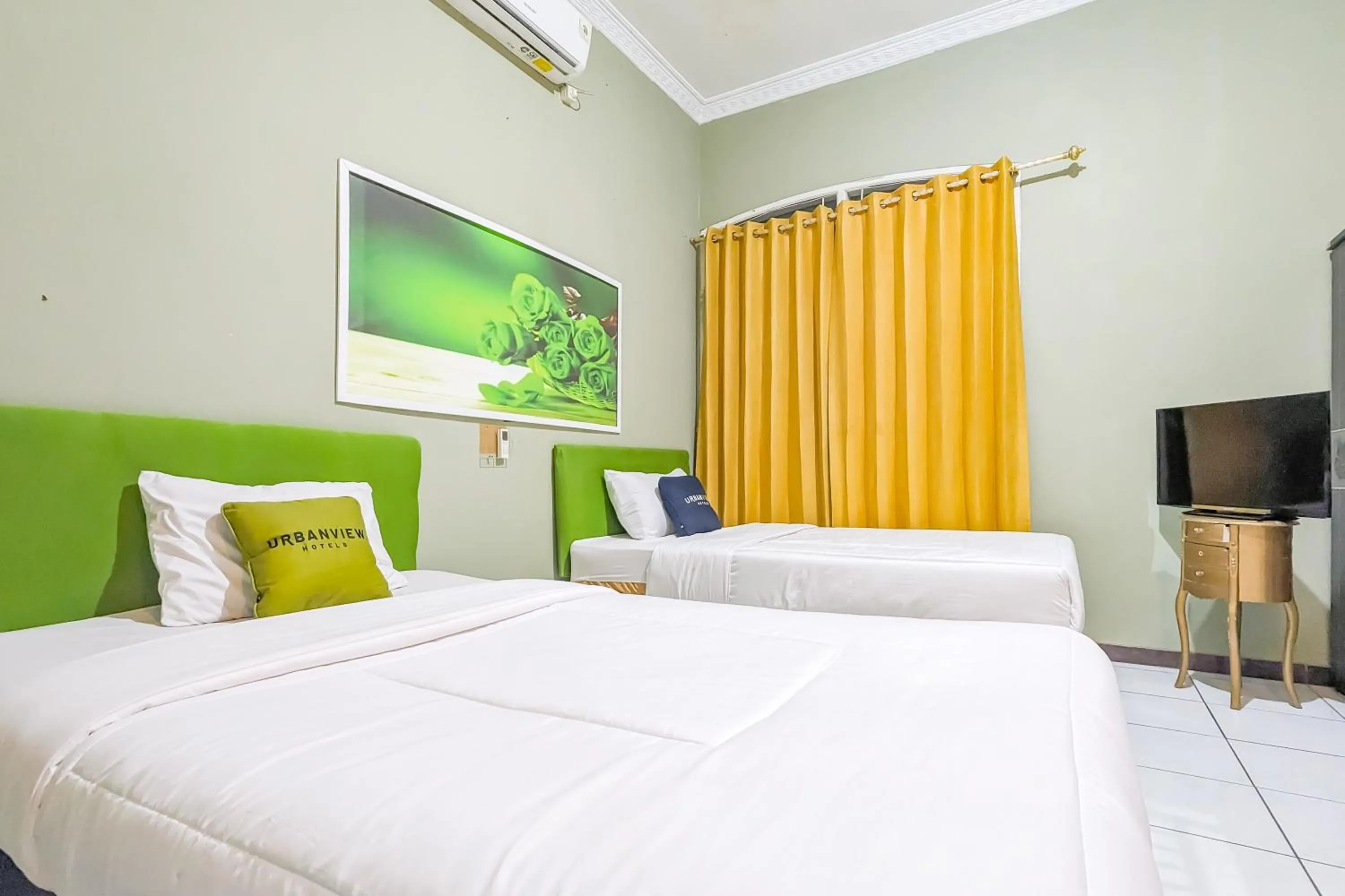 Bedroom, Bed in Urbanview Alza by RedDoorz