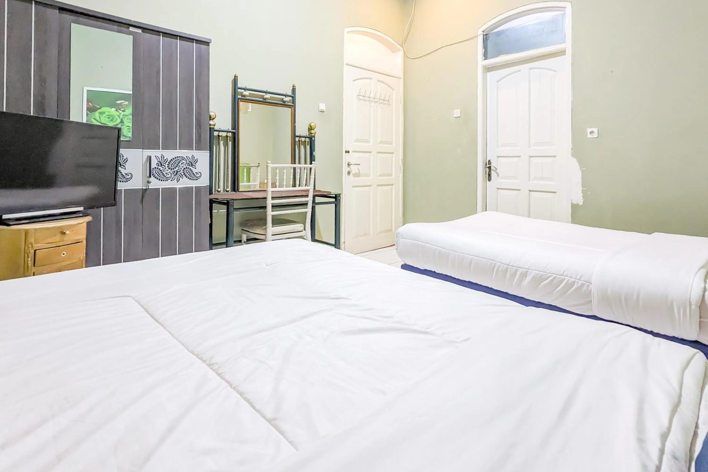 Bedroom, Bed in Urbanview Alza by RedDoorz