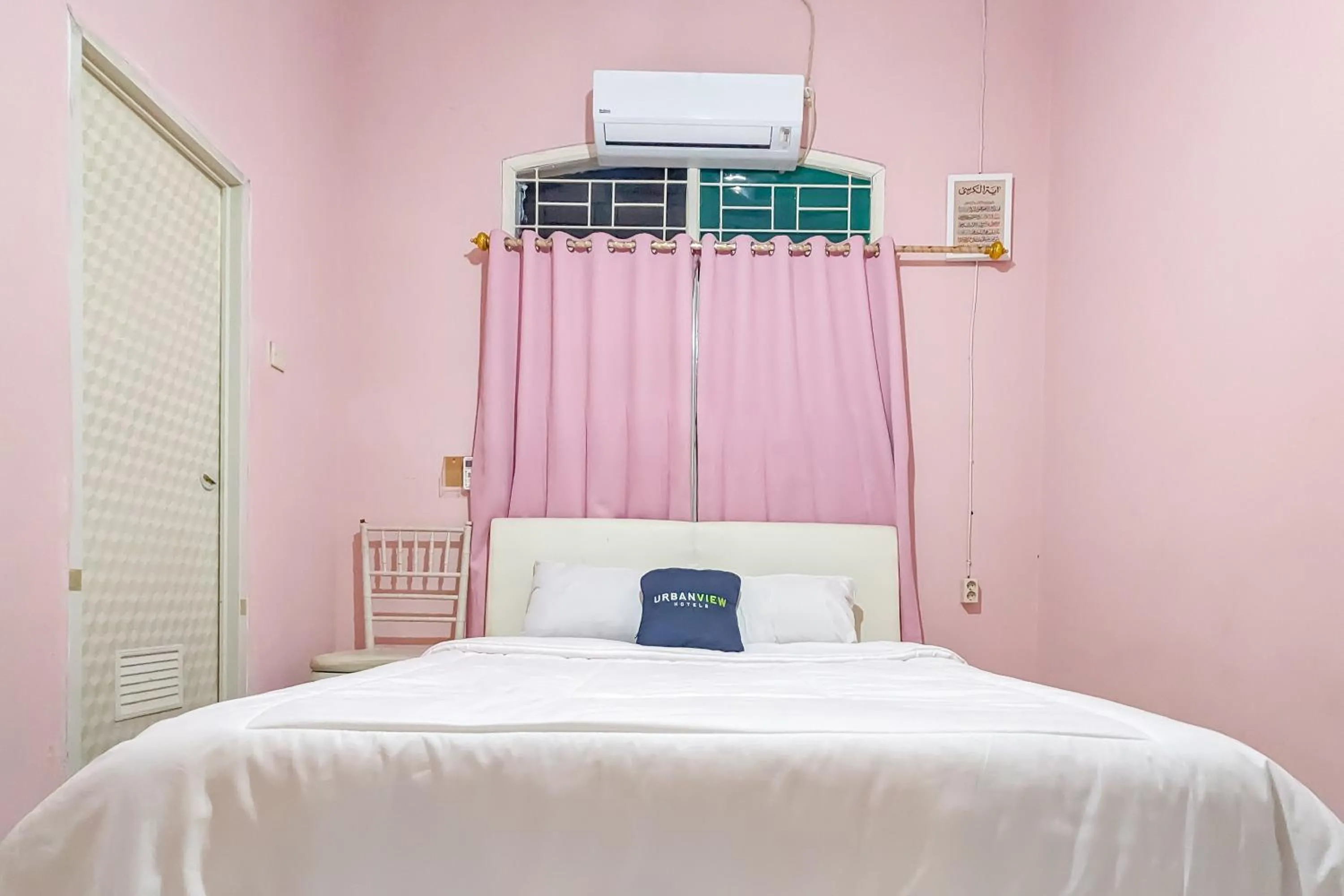 Bedroom, Bed in Urbanview Alza by RedDoorz