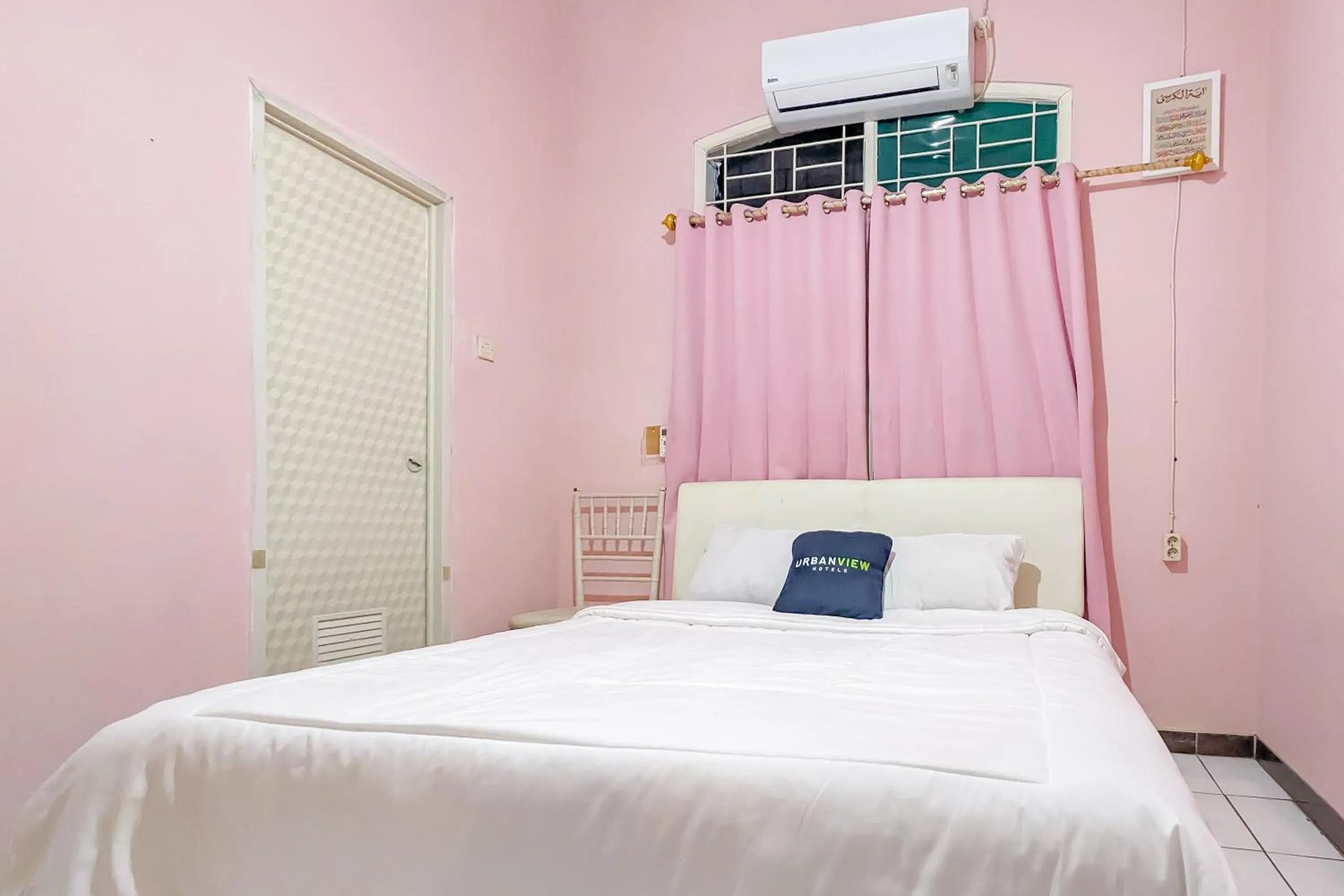 Bedroom, Bed in Urbanview Alza by RedDoorz