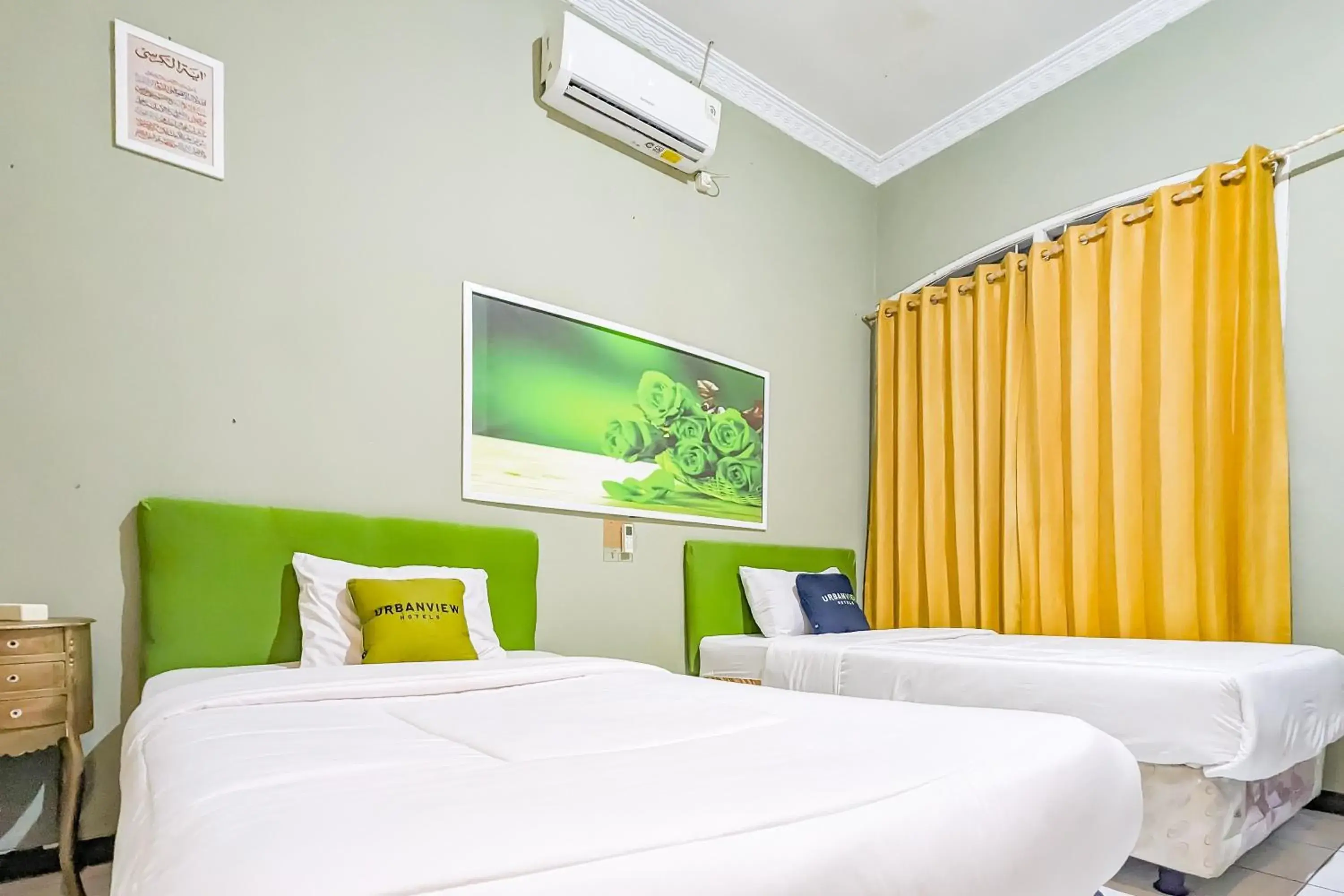 Standard Twin Room in Urbanview Alza by RedDoorz Standard Twin Room in Urbanview Alza by RedDoorz