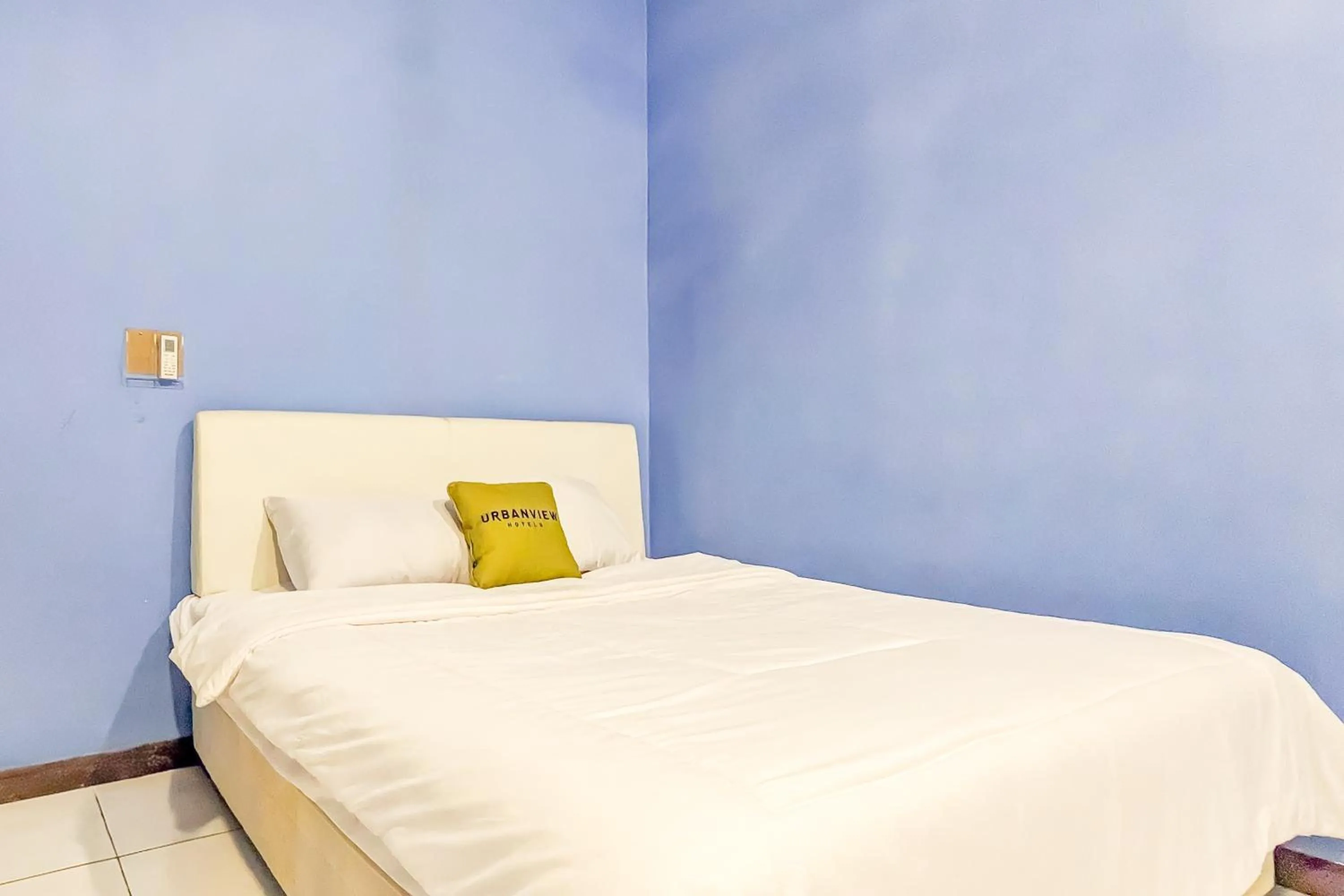 Bedroom, Bed in Urbanview Alza by RedDoorz