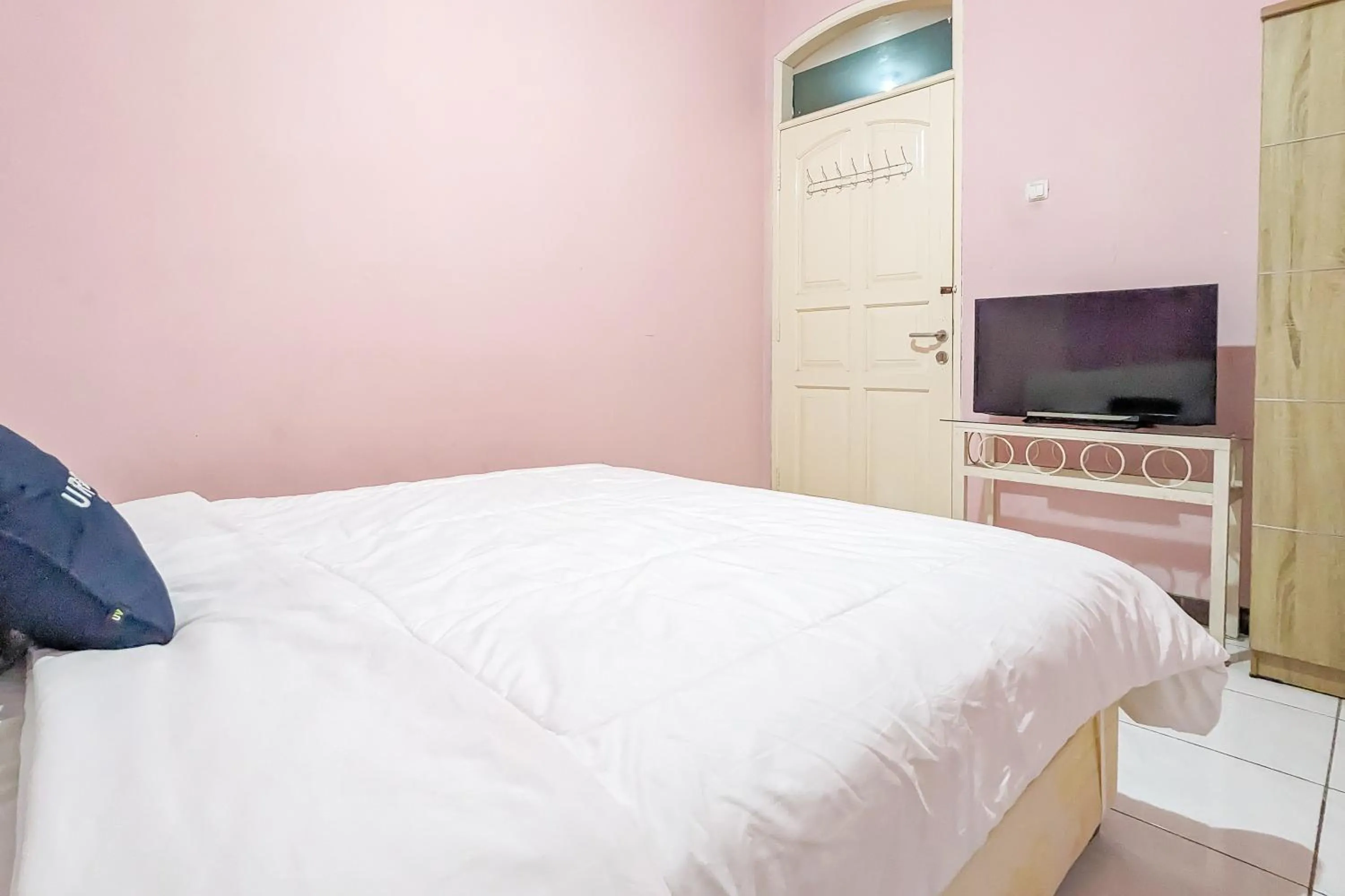 Bedroom, Bed in Urbanview Alza by RedDoorz