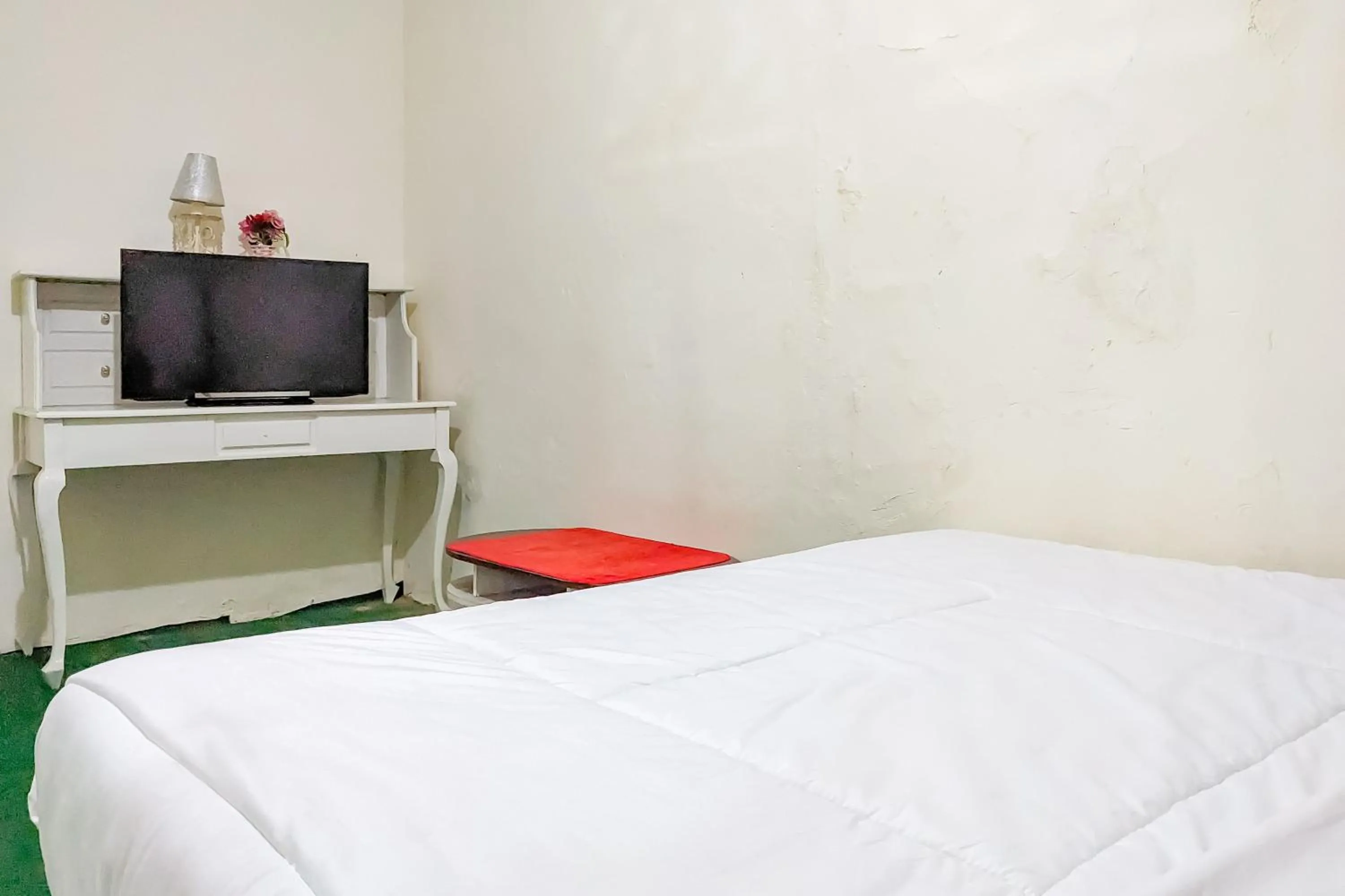 Bedroom, Bed in Urbanview Alza by RedDoorz