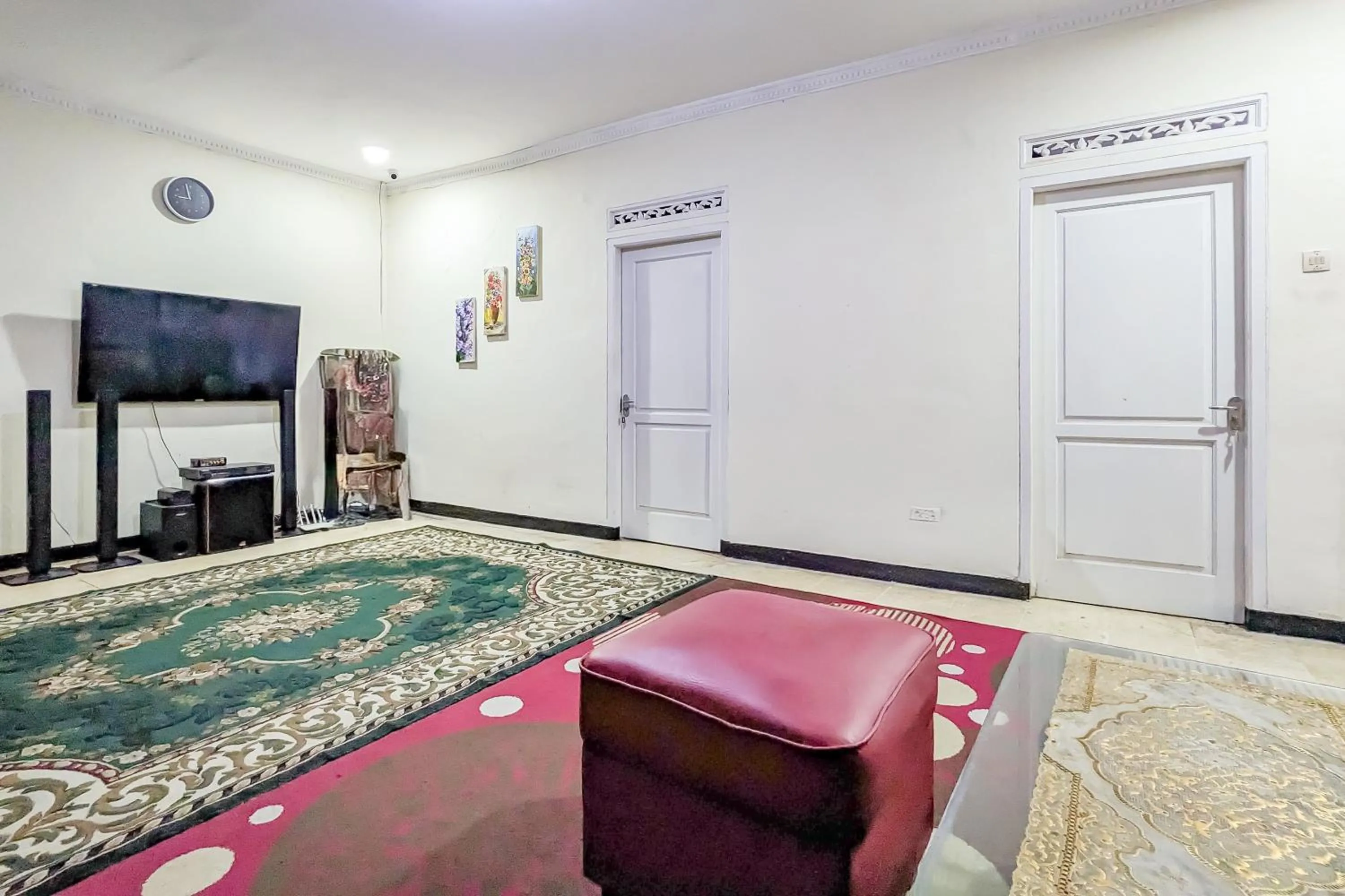 Seating area, Bed in Urbanview Alza by RedDoorz
