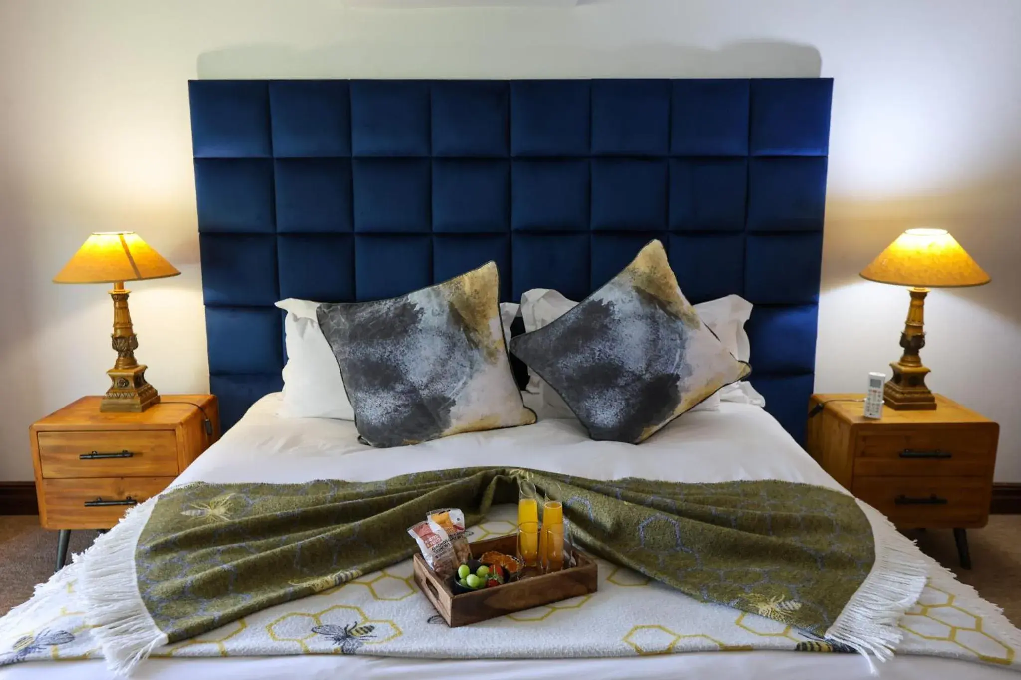 Bed in The Woodpecker Inn Bed in The Woodpecker Inn