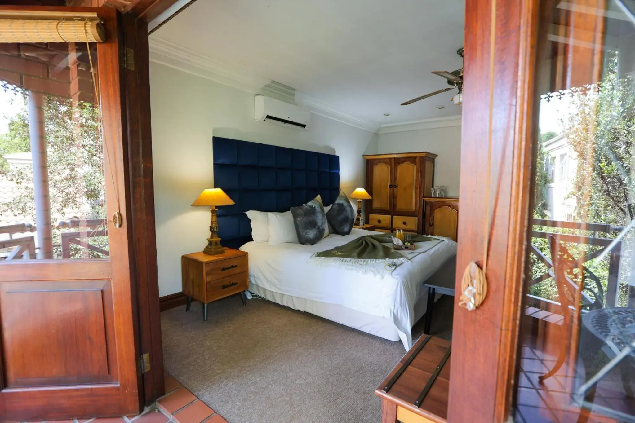 Bed in The Woodpecker Inn Bed in The Woodpecker Inn