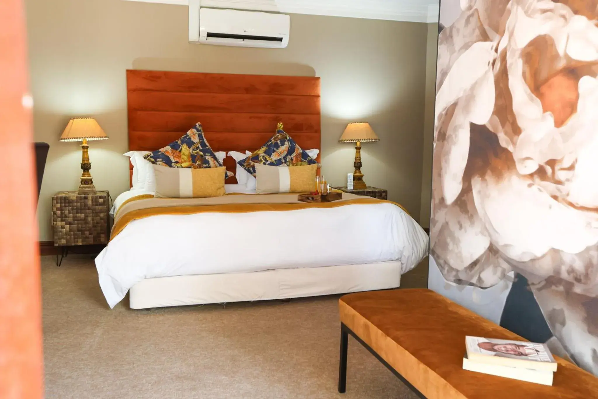 Bed in The Woodpecker Inn Bed in The Woodpecker Inn