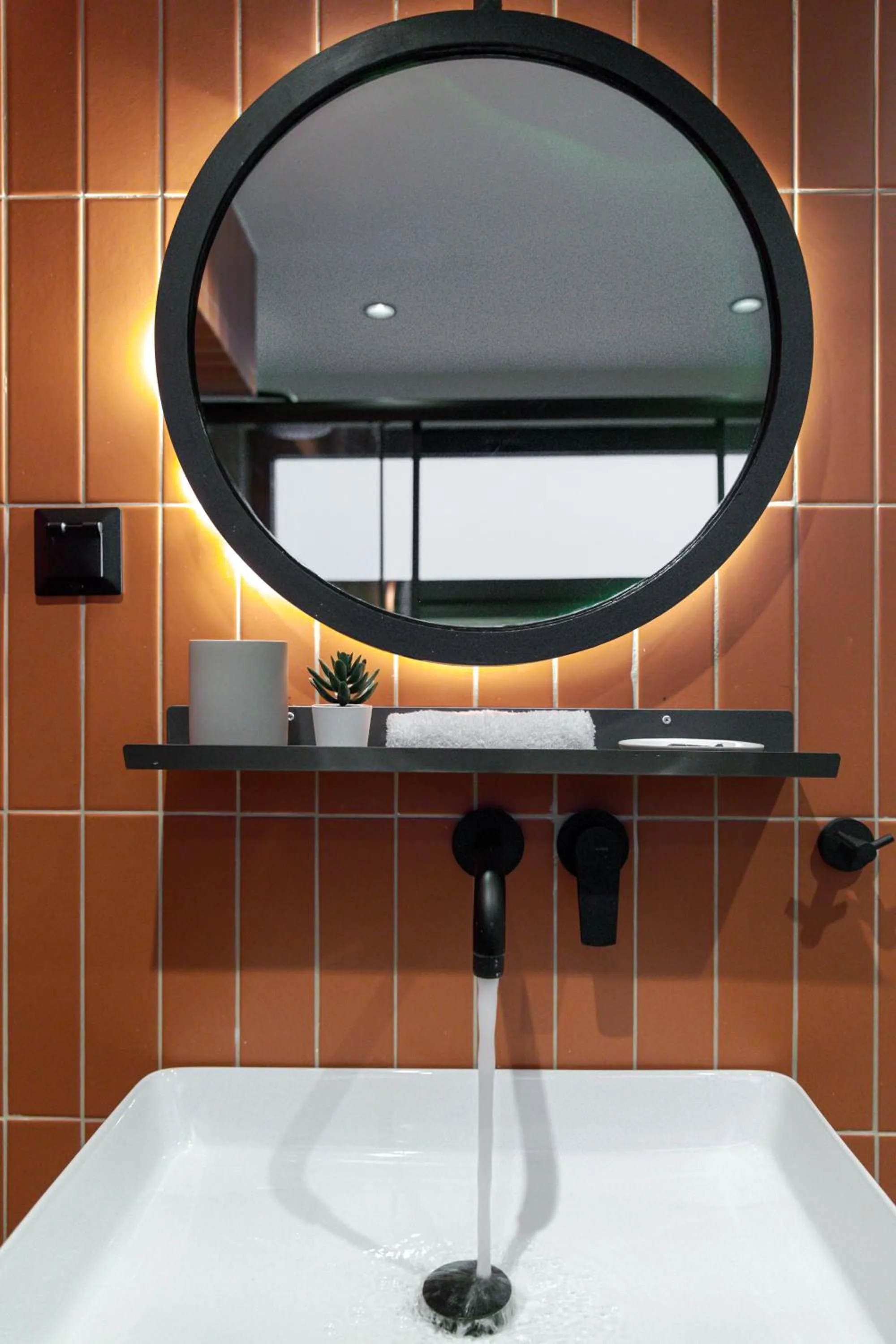 Bathroom in Bonnie Athens by Nin&Bau