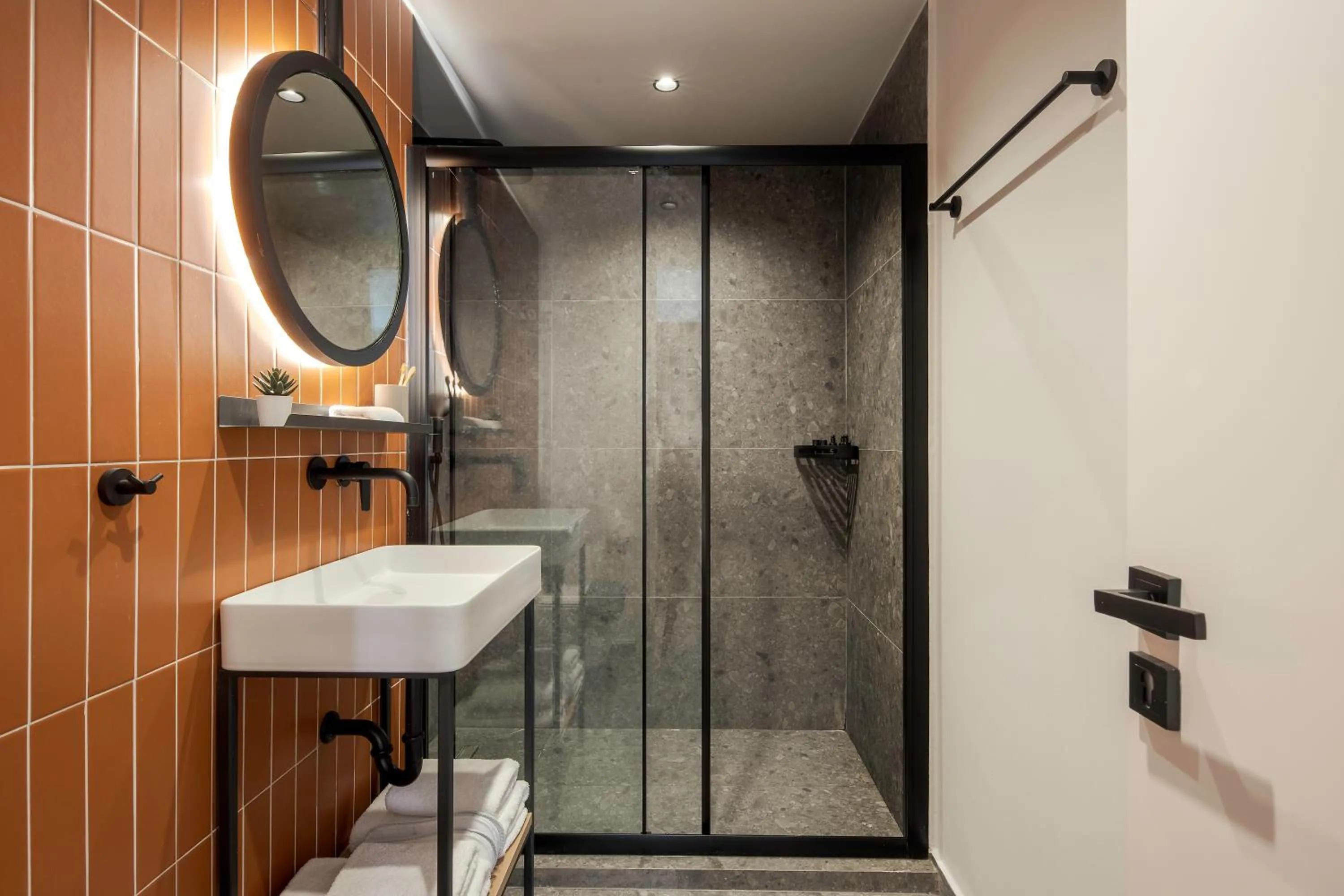 Shower in Bonnie Athens by Nin&Bau
