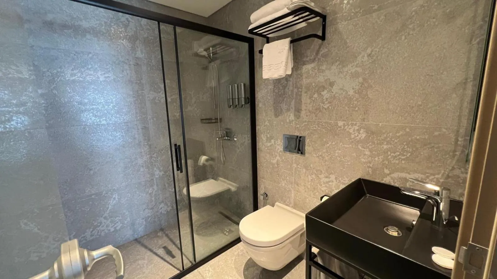 Shower in Woxx Hotel