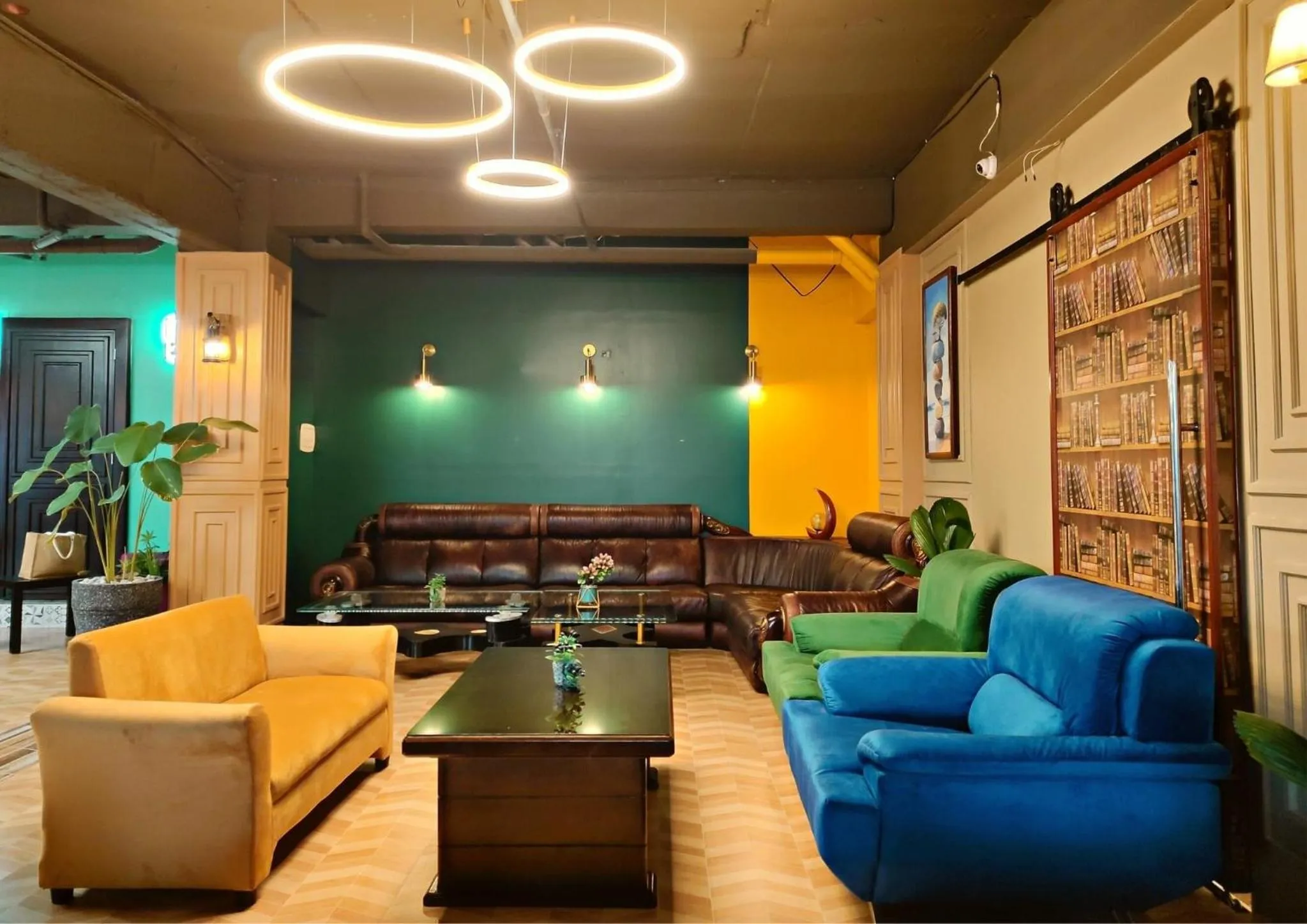 Restaurant/places to eat in Clark CU Hotel